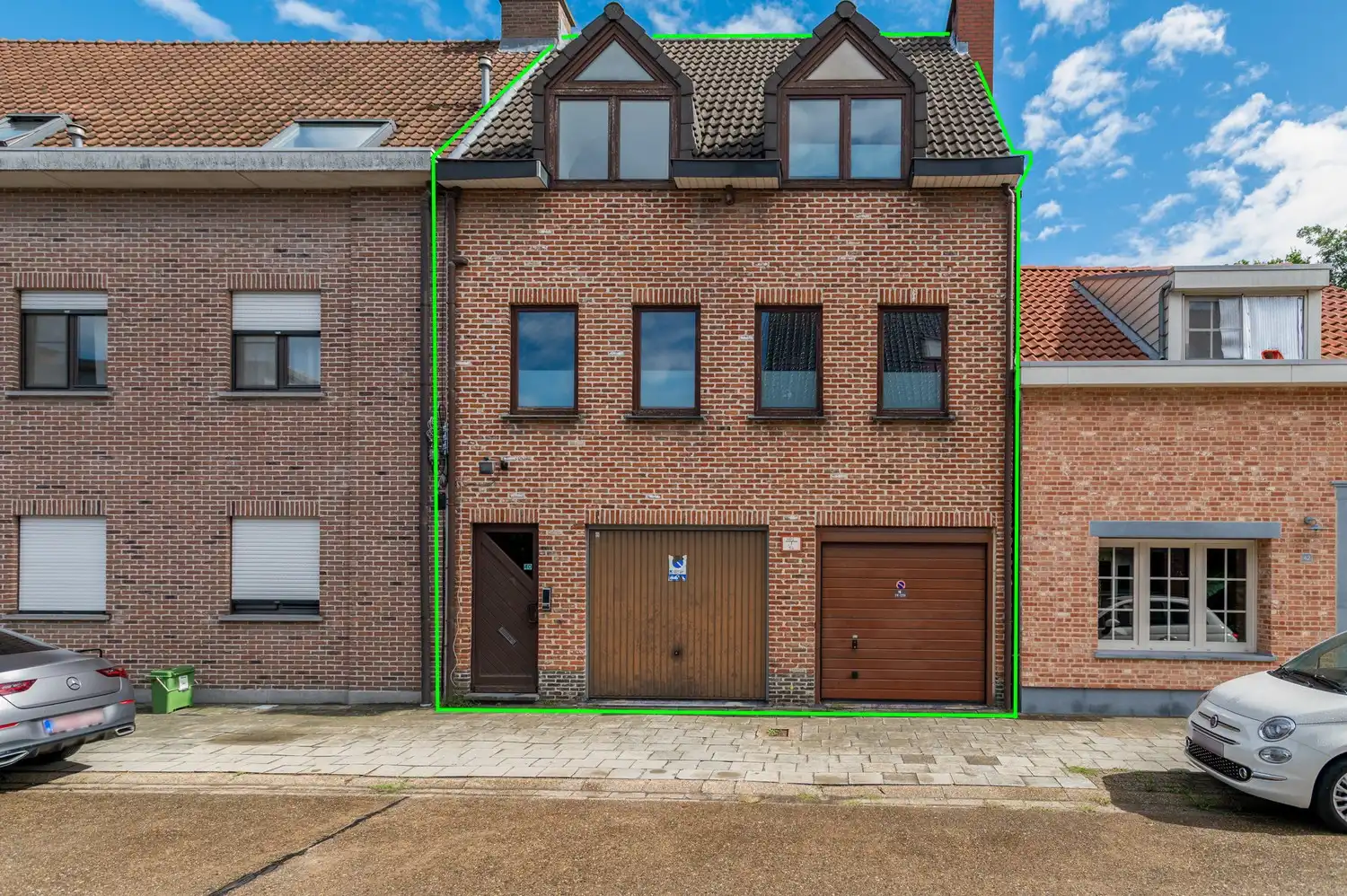 Ruime woning met 4 slaapkamers, 3 badkamers, inpandige garage en tuin! foto {{pictureIndex}}