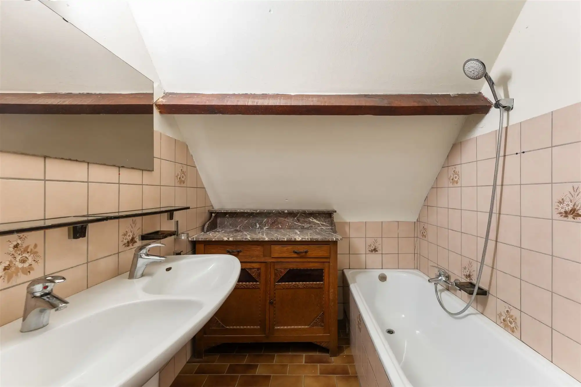 RUIME WONING MET 5 SLAAPKAMERS OP CENTRALE LIGGING VLAK BIJ BERINGEN CENTRUM foto 19