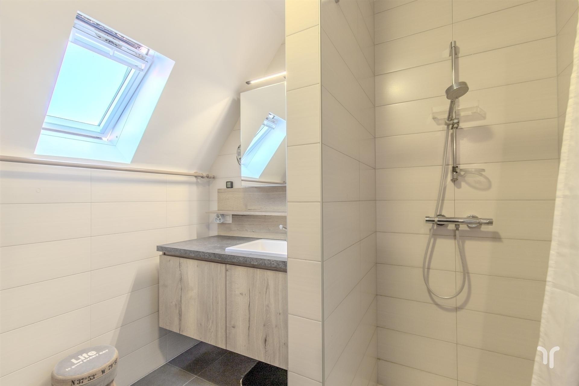 Ruim duplexappartement met 3 slaapkamers en 2 badkamers. foto 8