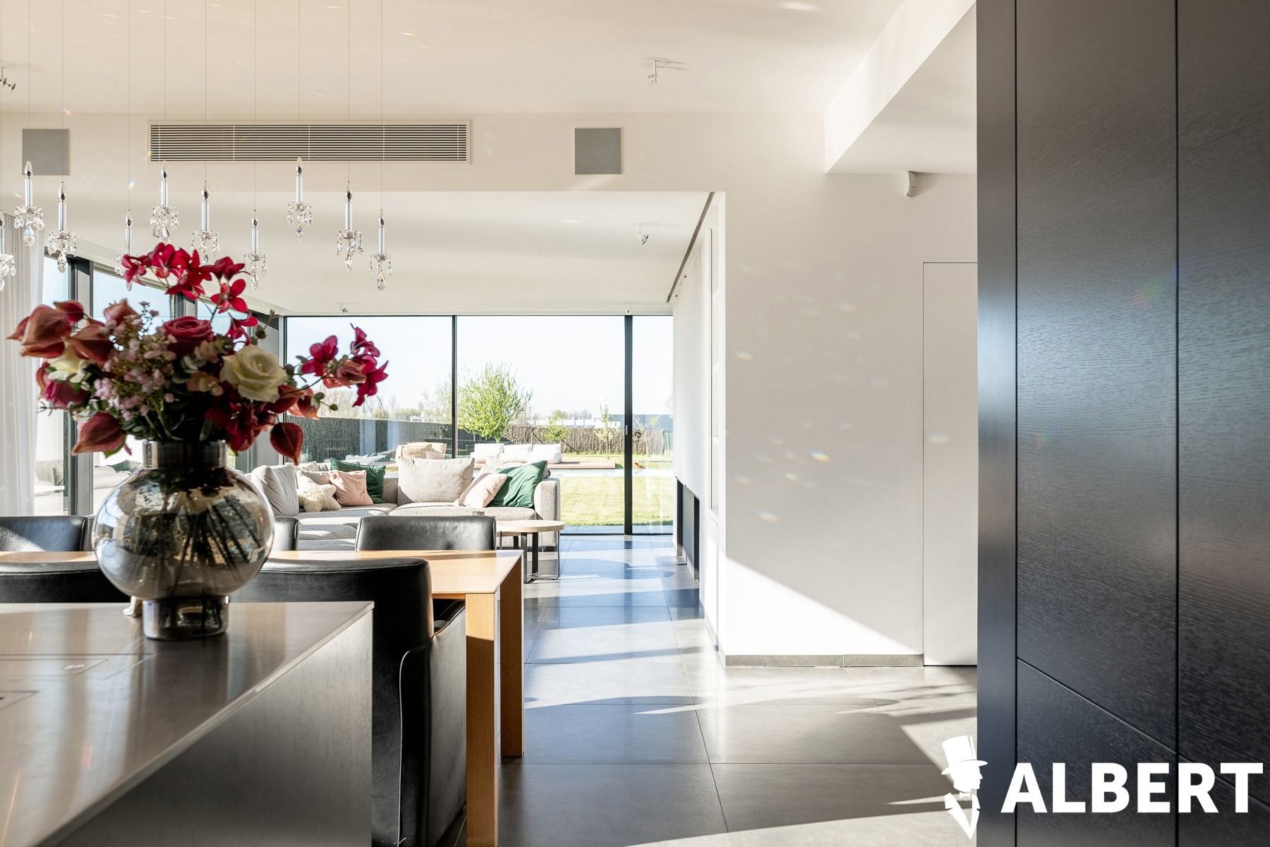 Unieke eigentijdse villa met zwembad foto 6