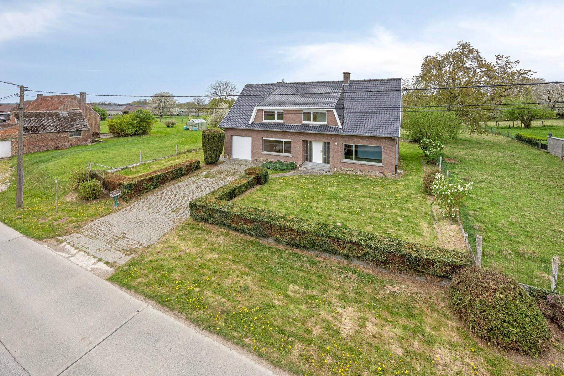 Ruime woning met potentieel op perceel van 13a70ca. foto 3