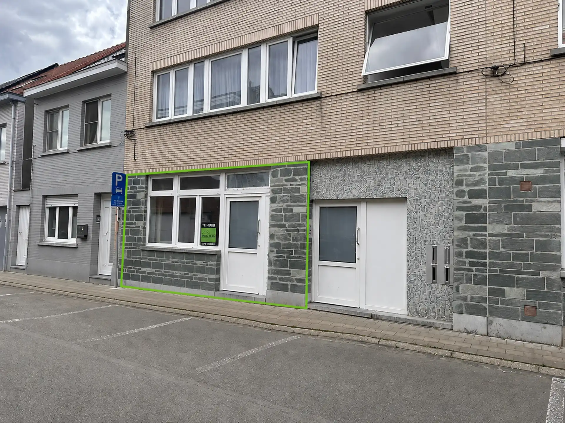 Gelijkvloers, 2-slpk appartement met garage nabij station foto 2