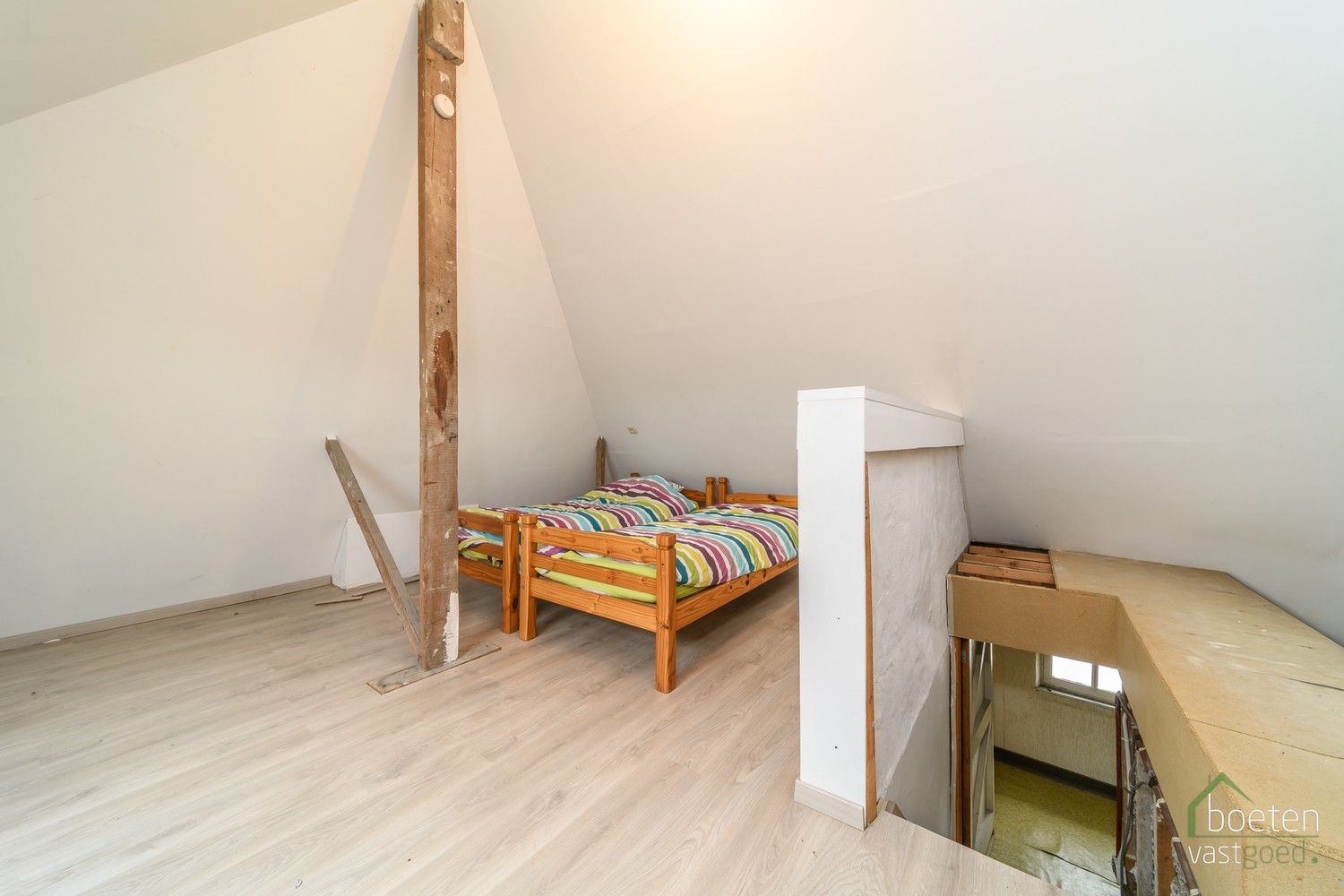 VEURNE: Heel degelijk woonhuis, met zeker enkele nodige werken maar anderzijds ook met leefbaar comfort, 4 slpks, zonnig terras en dubbele garage. foto 15
