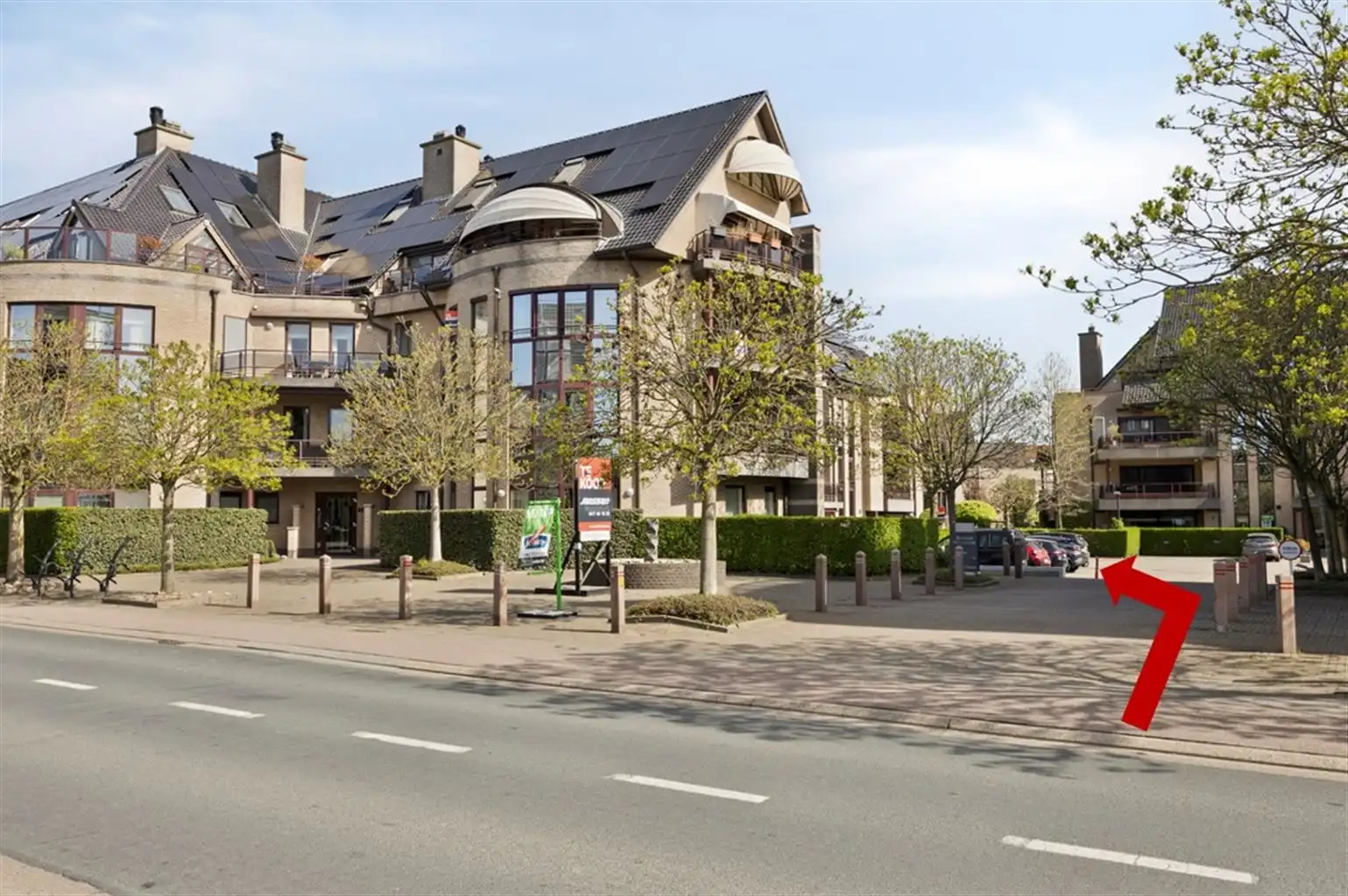 Uitzonderlijk ruim, gelijkvloers 2-slaapkamer appartement met terras en tuintje, zonnepanelen en inpandige garagebox gelegen vlakbij het centrum van Maaseik. foto 28