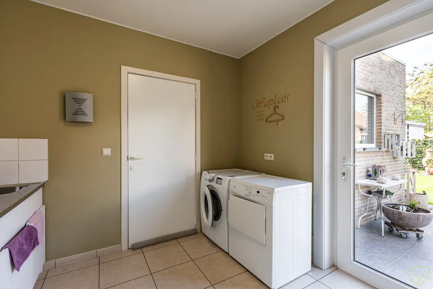 Lichtrijke instpaklare woning te Wondelgem in een residentiële omgeving. foto 9
