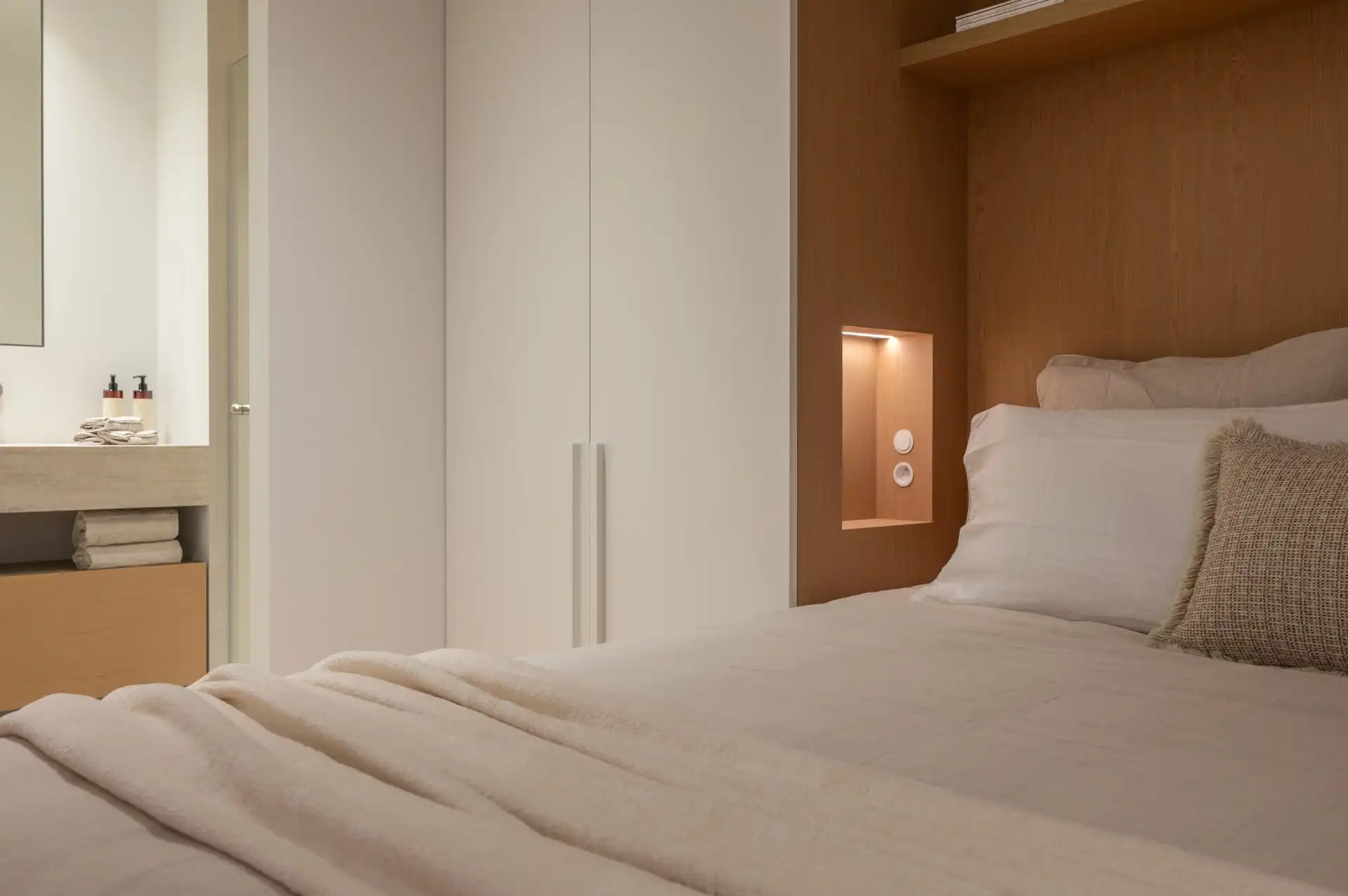 Gerenoveerd, zuidwest gericht appartement gelegen vlakbij de Zeedijk. Parking te koop in de residentie. foto 14