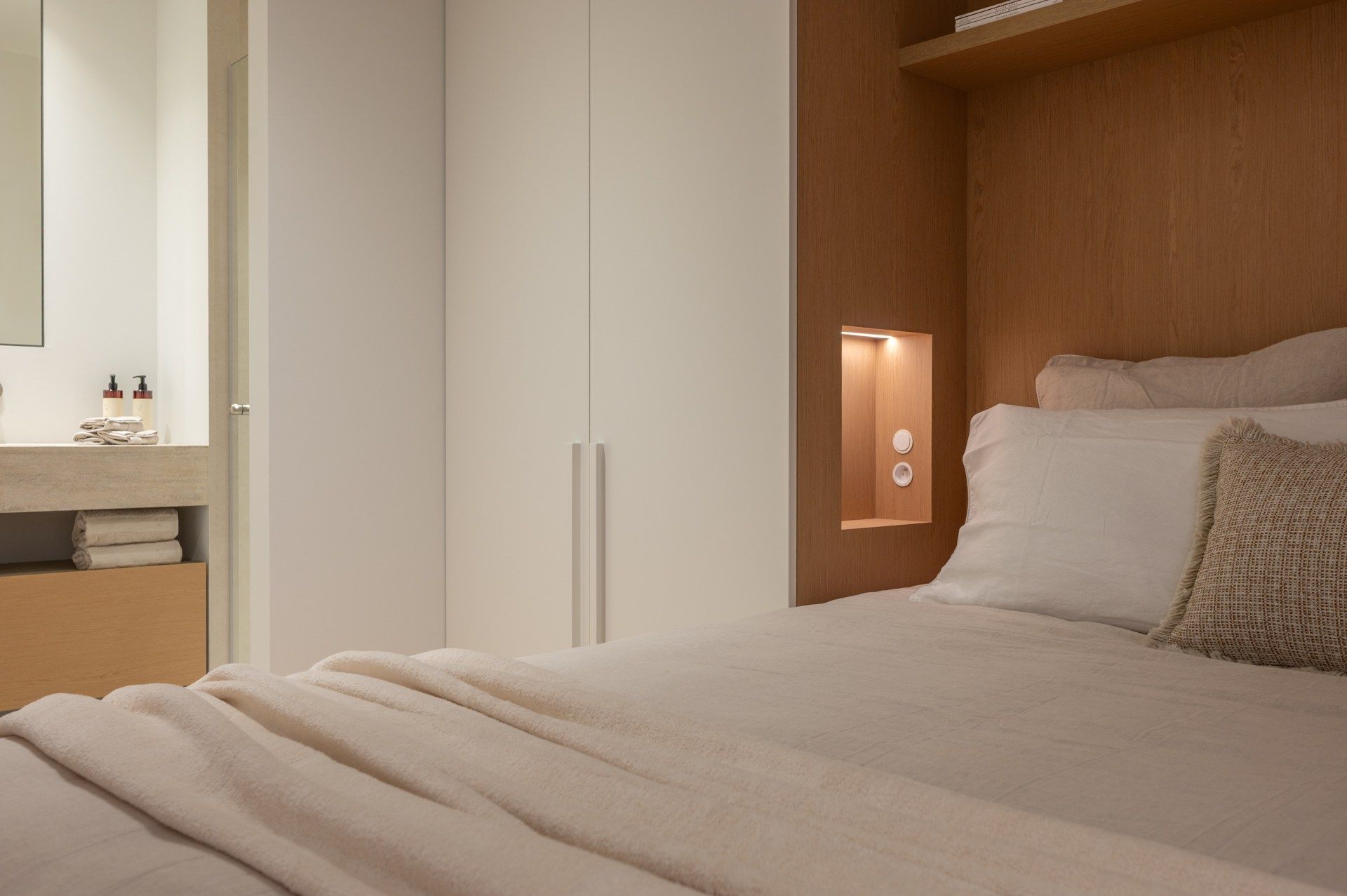 Gerenoveerd, zuidwest gericht appartement gelegen vlakbij de Zeedijk. Parking te koop in de residentie. foto 14