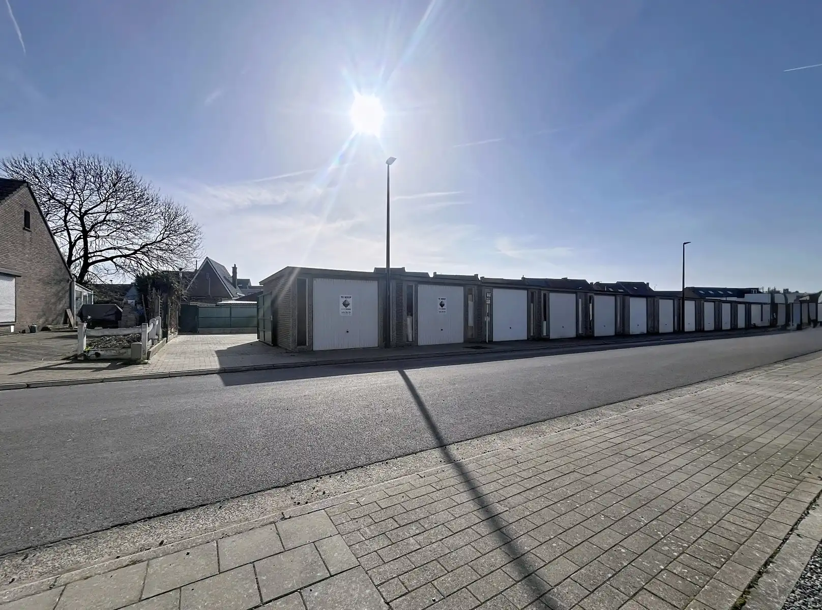 Twee Garages Met Extra Grond op een uitstekende locatie! foto 2