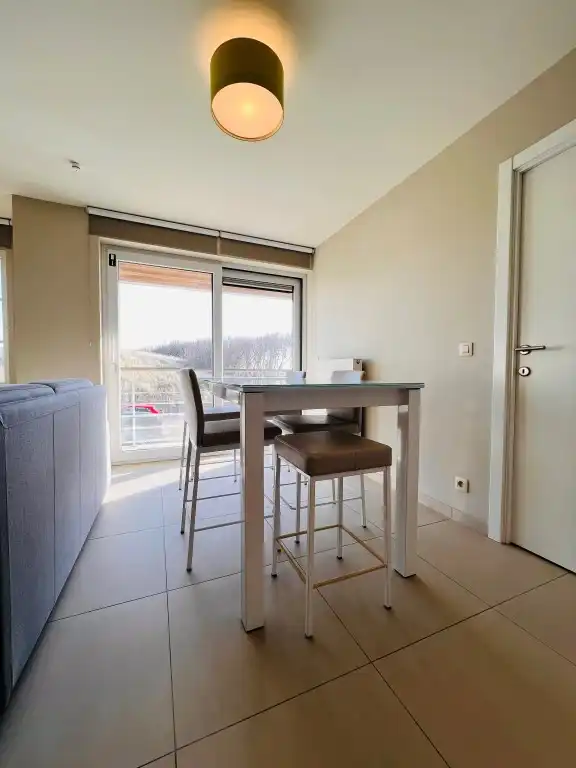 Luxueus appartement met breed terras en zijdelings zeezicht foto 10