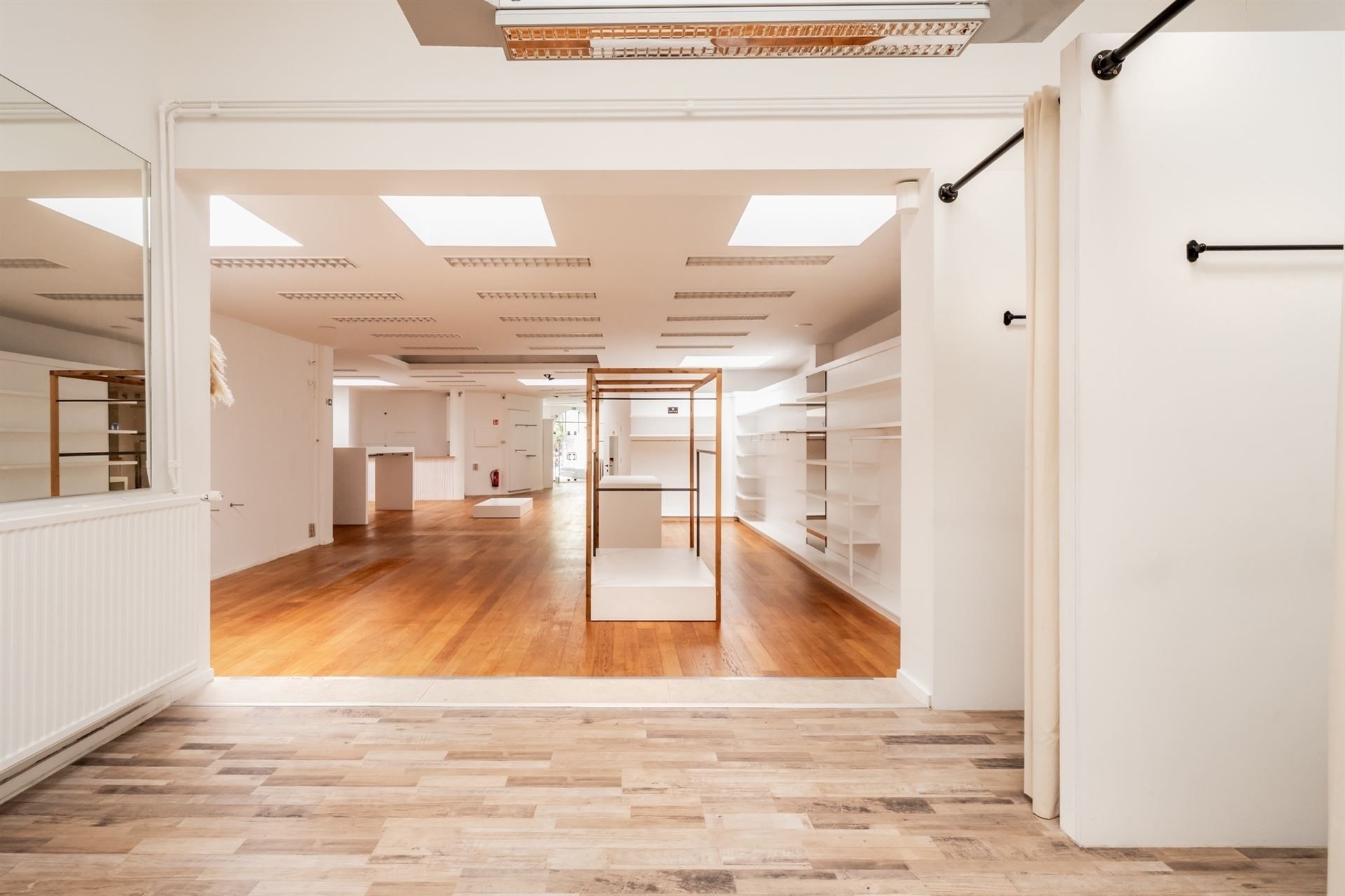 Commercieel gelijkvloers met ondergrondse parking en kelders  foto 4