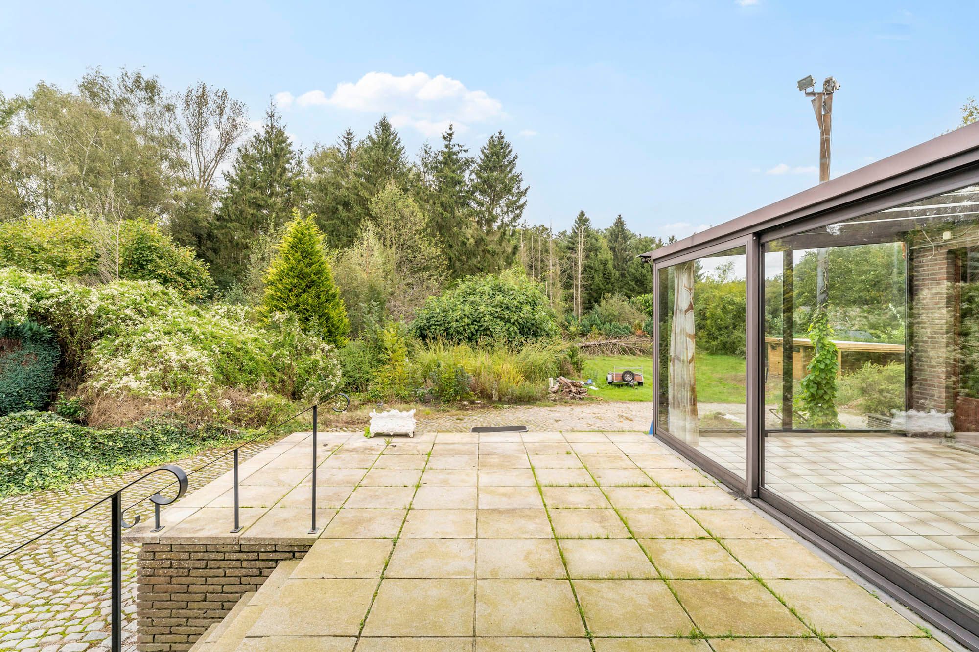 Groen gelegen bungalow op een ruim perceel van 1.754m². foto 2