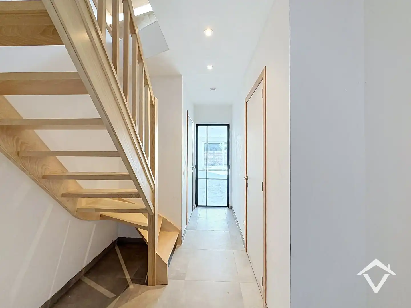 Centraal gelegen nieuwbouwwoning met 3 slaapkamers, tuin en overdekte autostaanplaats foto 6
