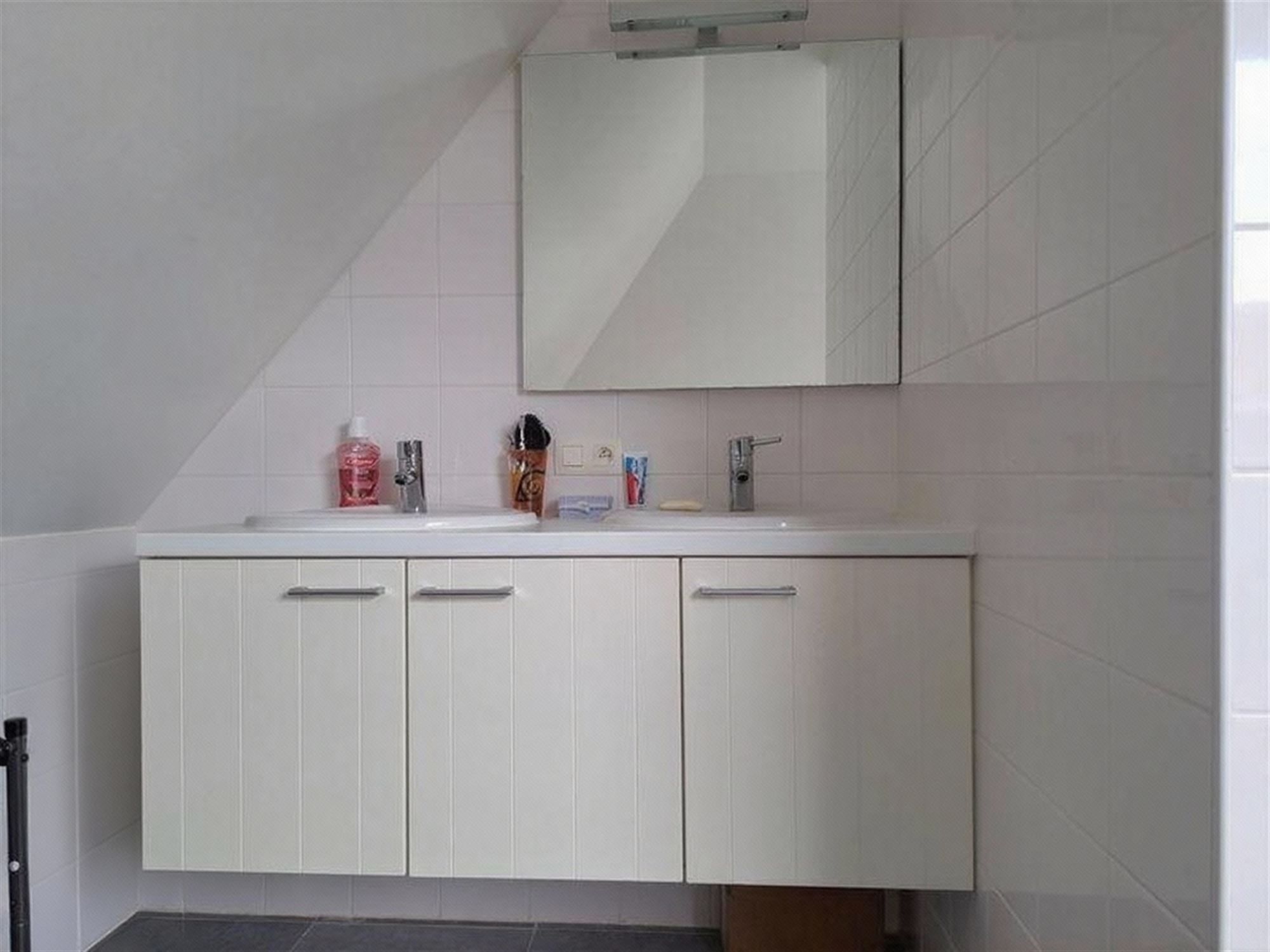 Appartement met 2 slaapkamers, autostaanplaats en parktuin. Rustig gelegen. Aan de achterkant van het gebouw. foto 8