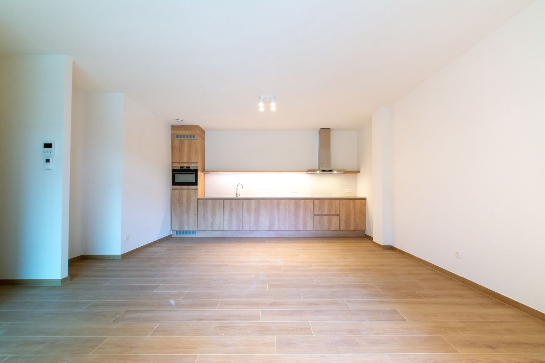 Ongemeubeld 1 slaapkamer app. met mooi terrras foto {{pictureIndex}}