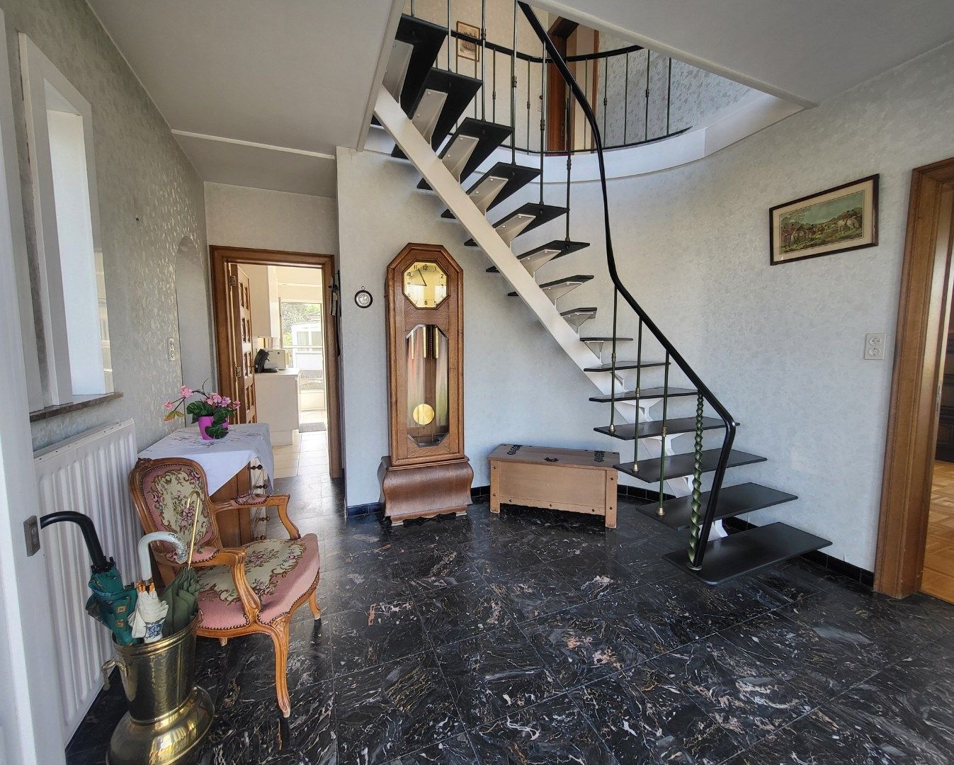 Statig gluurt deze villa naar haar omgeving... foto 3