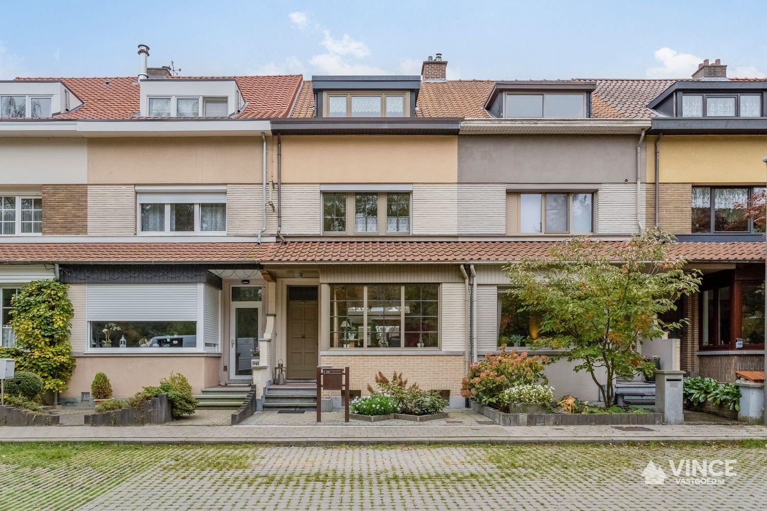 Gezellige rijwoning met tuin en garage in rustige doodlopende straat te Ekeren foto {{pictureIndex}}