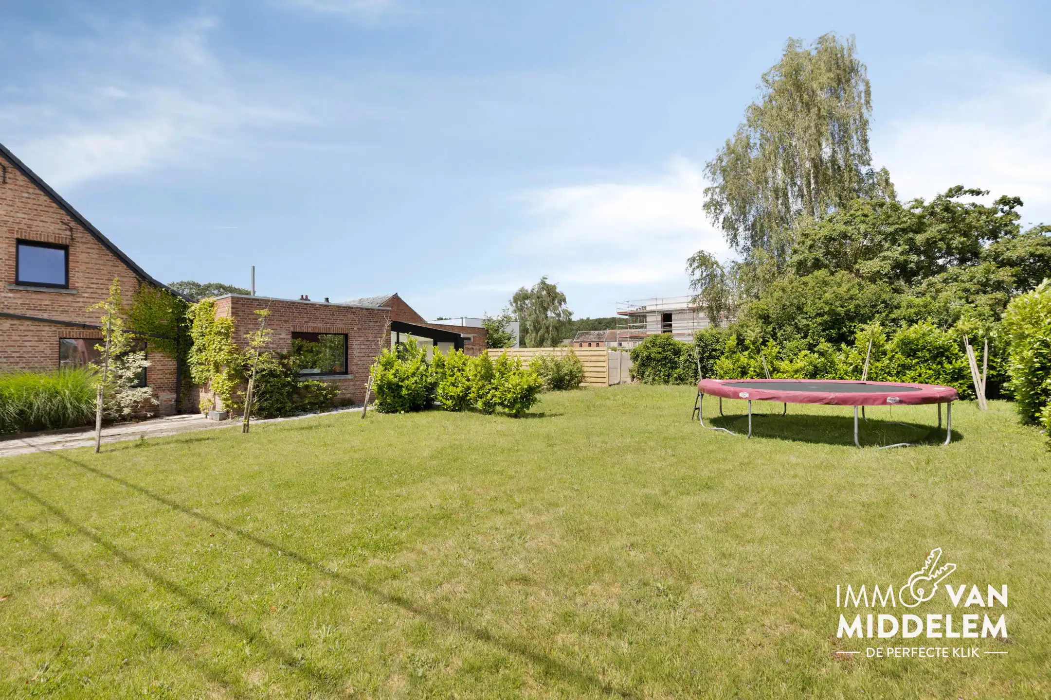 RUSTIG GELEGEN INSTAPKLARE 3-GEVEL MET GROTE TUIN +/-5a25ca foto 22