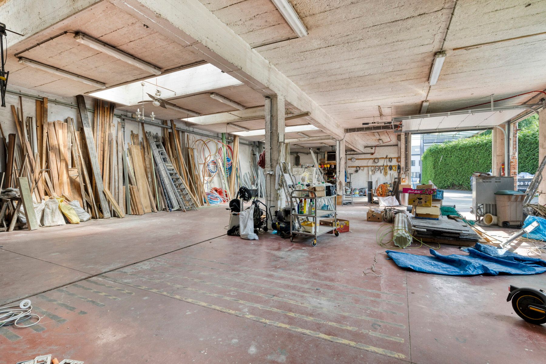 Magazijn met burelen, buitenruimte en bouwopties voorzijde. foto 5