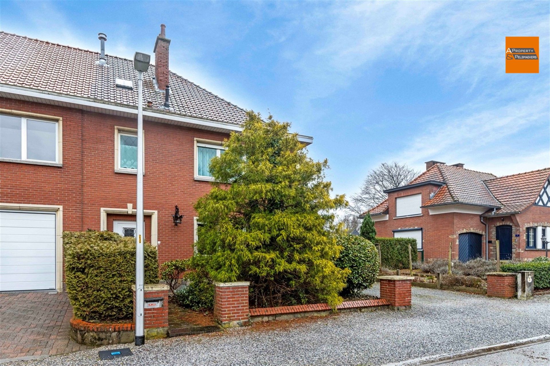 BOD AANVAARD Te renoveren woning met 3 slaapkamers, garage en tuin foto 3