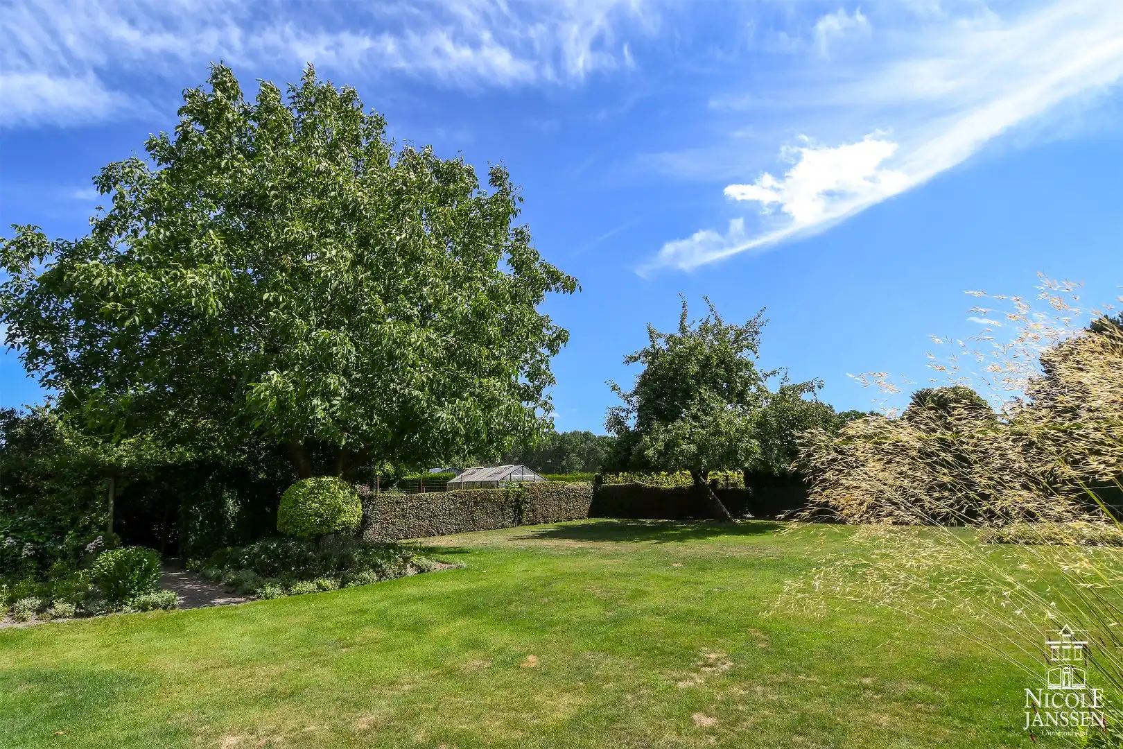 Stijlvol en ruim ingedeeld landhuis met grote tuin in het centrum foto 26