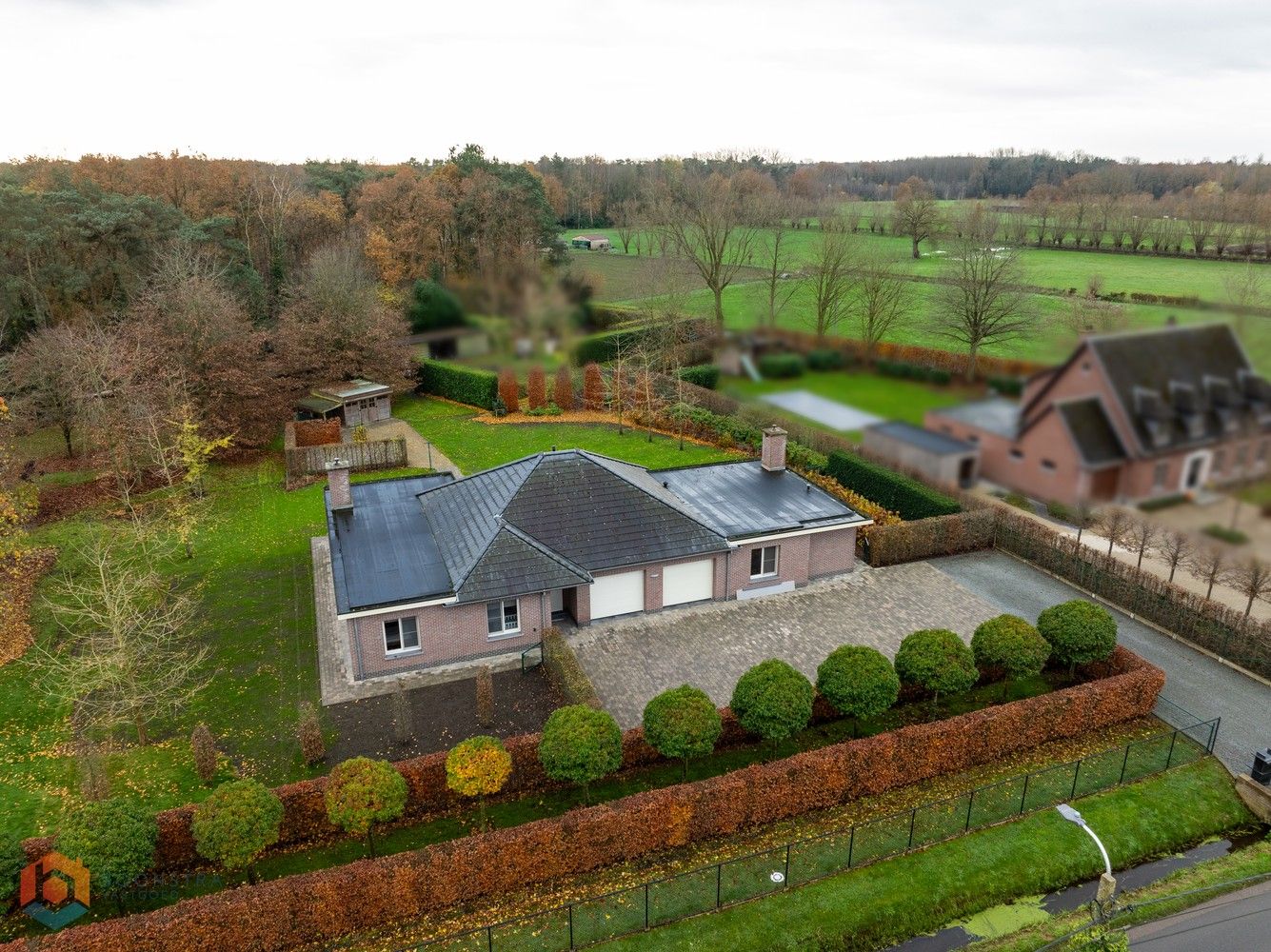 Gelijkvloerse kangoeroewoning met 3 slpkrs op ruim perceel (3314m²) te Putte foto {{pictureIndex}}