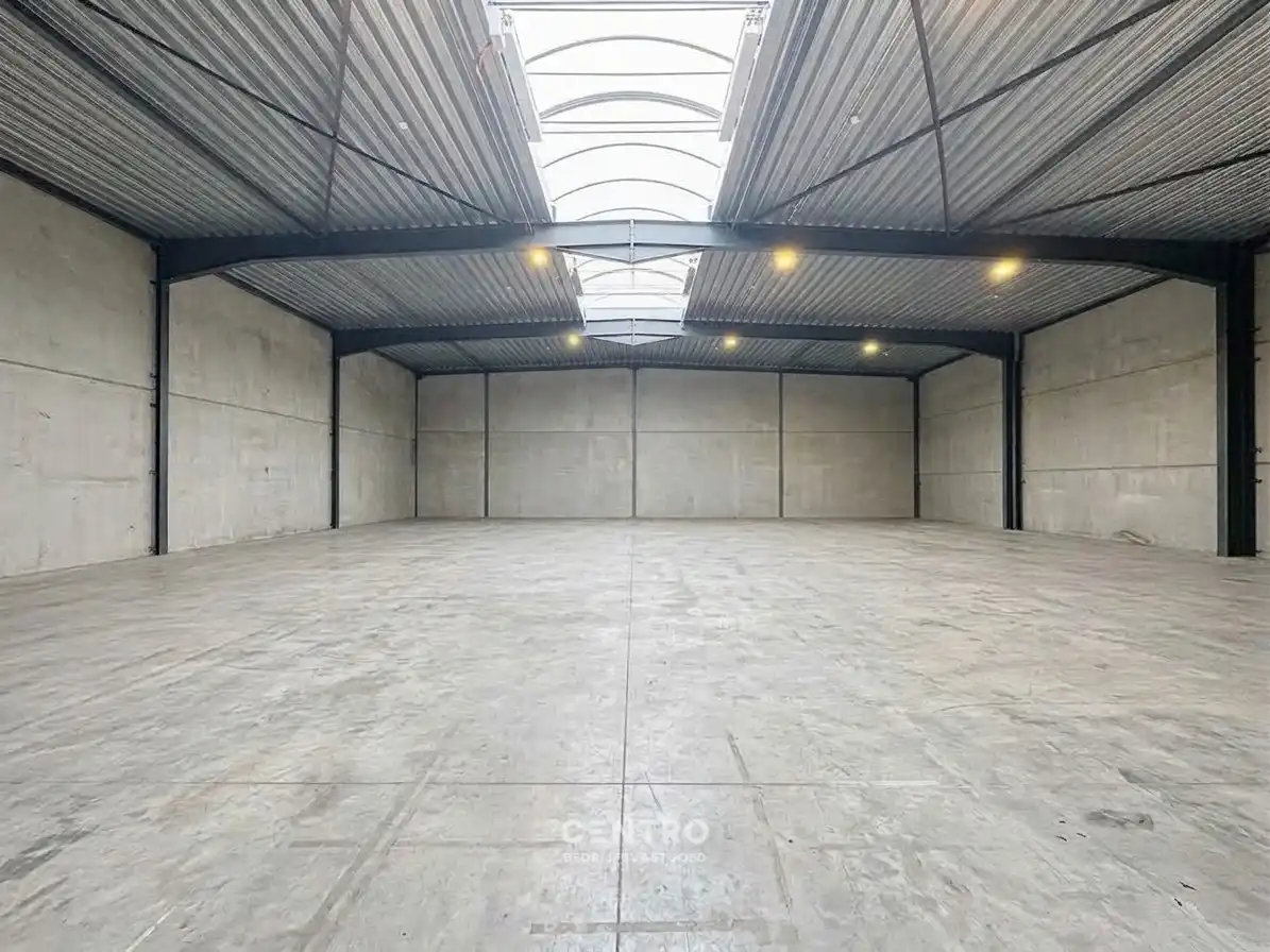 Kwalitatief en goed geïsoleerd NB MAGAZIJN (576m²) TE HUUR in Oostkamp. Inclusief verharde buitenruimte en private parkeerplaatsen voor de poort. foto 2