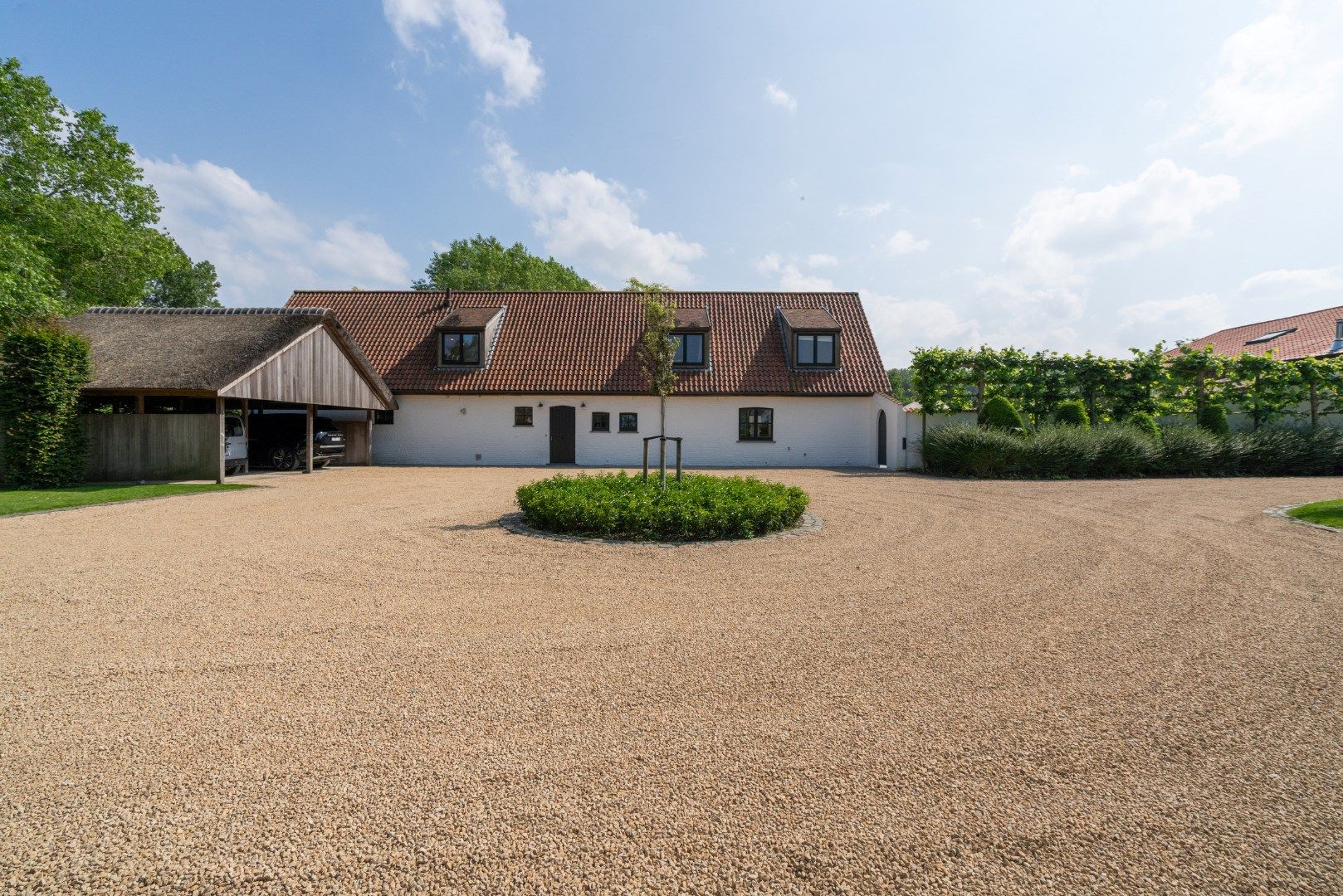 Subliem villa-landhuis met meerdere polyvalente bijhuizen, zwembad en prachtige zichten over de weidse polders  foto 4