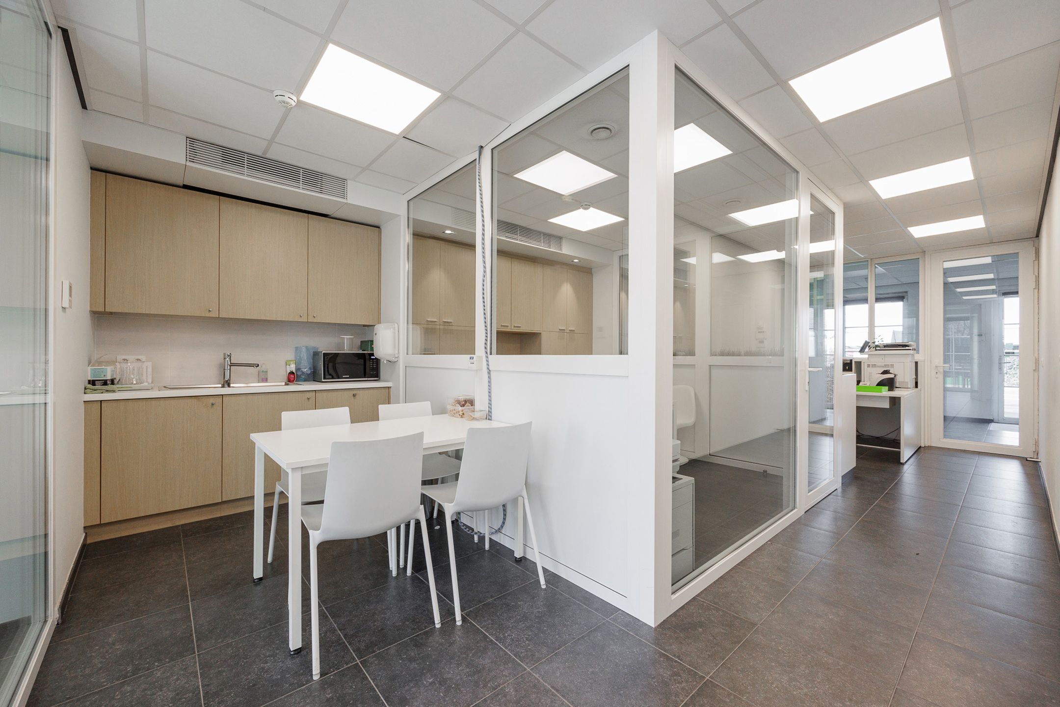 Kantoor 95 m² + tuin en 2 autostaanplaatsen op top locatie foto 12