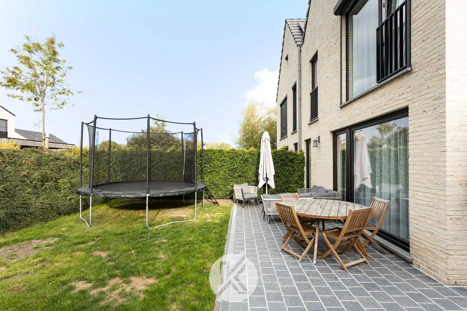 Recente, lichtrijke woning met carport foto 22