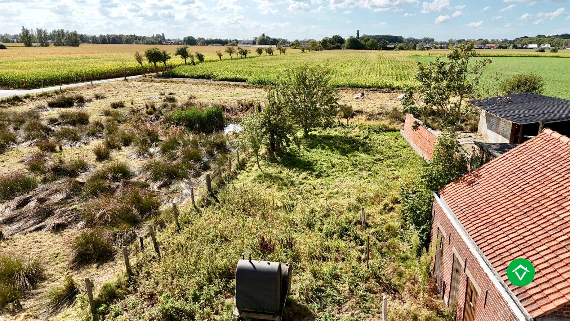 Te renoveren of te slopen woning op ruim perceel van 854 m² in Ichtegem - ideale opportuniteit voor wie wil bouwen of renoveren in een landelijke omgeving. foto 2