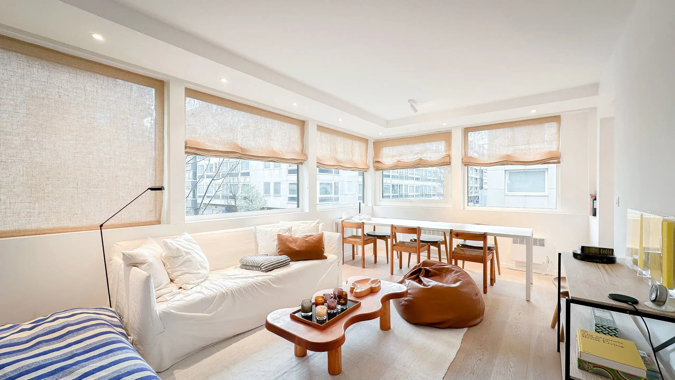 Zonovergoten hoekappartement, gelegen op de Kustlaan... foto {{pictureIndex}}