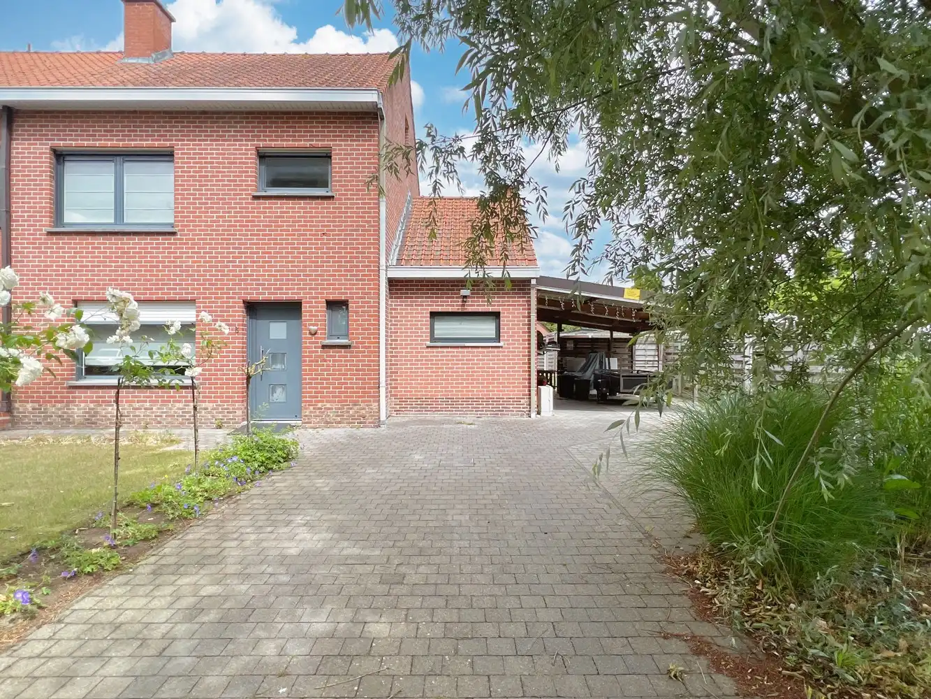 Instapklare, lichtrijke gezinswoning met zonnige tuin foto {{pictureIndex}}