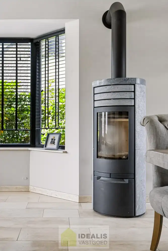 IDEALIS VASTGOED – EEN AANGENAME VRIJSTAANDE WONING MET EEN NIEUWE KEUKEN EN BADKAMER, EEN HEERLIJK RUIME WOONKAMER MET SPEKSTEENKACHEL, EEN EXTRA RUIME VERANDA (VOLLEDIG AF TE SLUITEN MET GLAZEN PUIEN), 3 SLAAPKAMERS, EEN EXTRA MULTIFUNCTIONELE RUIMTE (INGERICHT ALS KANTOOR MET APARTE INGANG) OP EEN RIANT PERCEEL VAN 14A 51CA, VOLLEDIG OMHEIND, VOORZIEN VAN VOLDOENDE PARKEERRUIMTE EN EEN PRACHTIGE CARPORT VOOR 2 WAGENS! foto 16