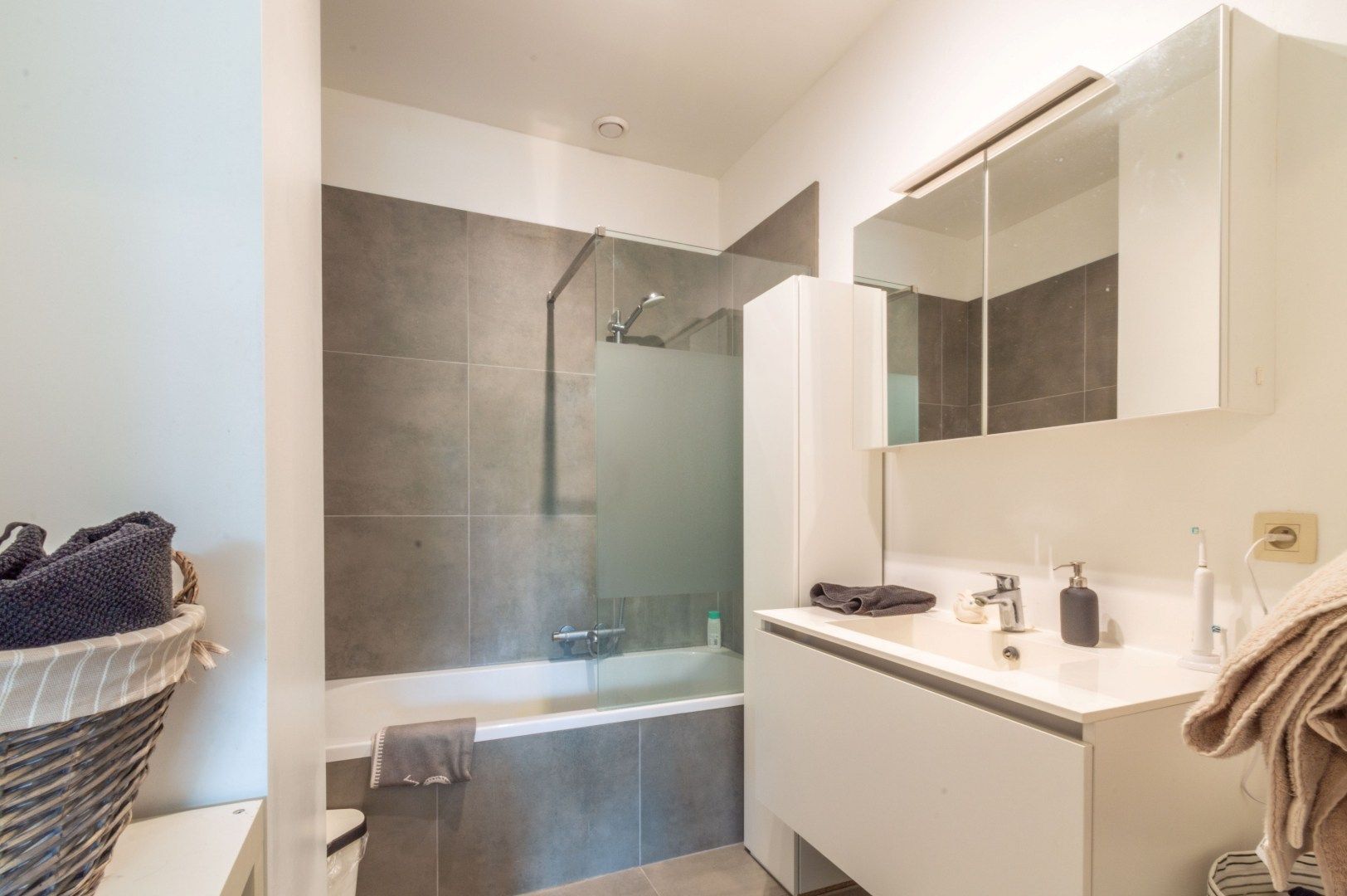 INSTAPKLAAR APP MET 1 SLP + BUREAU & GARAGEBOX ! foto 17