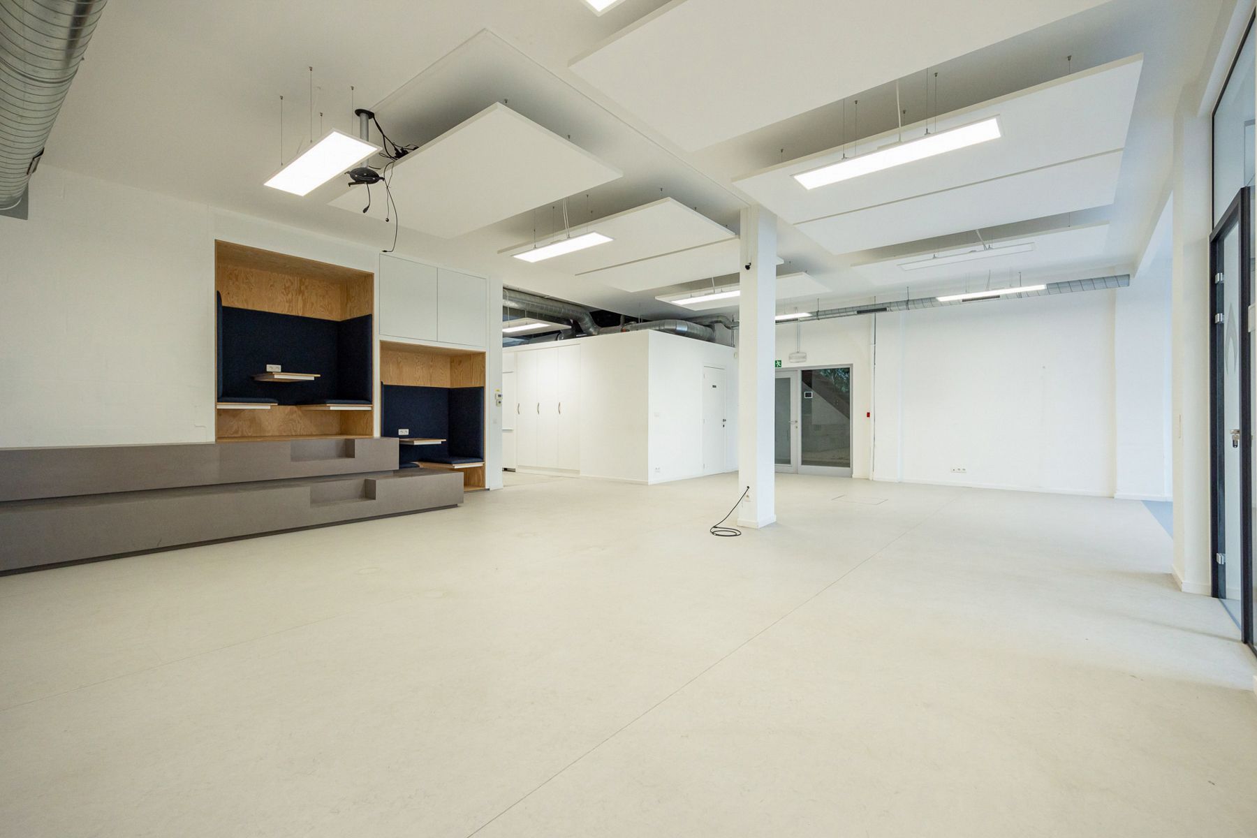 Instapklaar kantoorgebouw te koop in Merksem foto 31