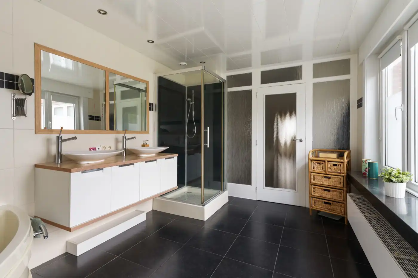 Verrassend ruime, instapklare woning met 3 slpk. en zuid-west koertje foto 21