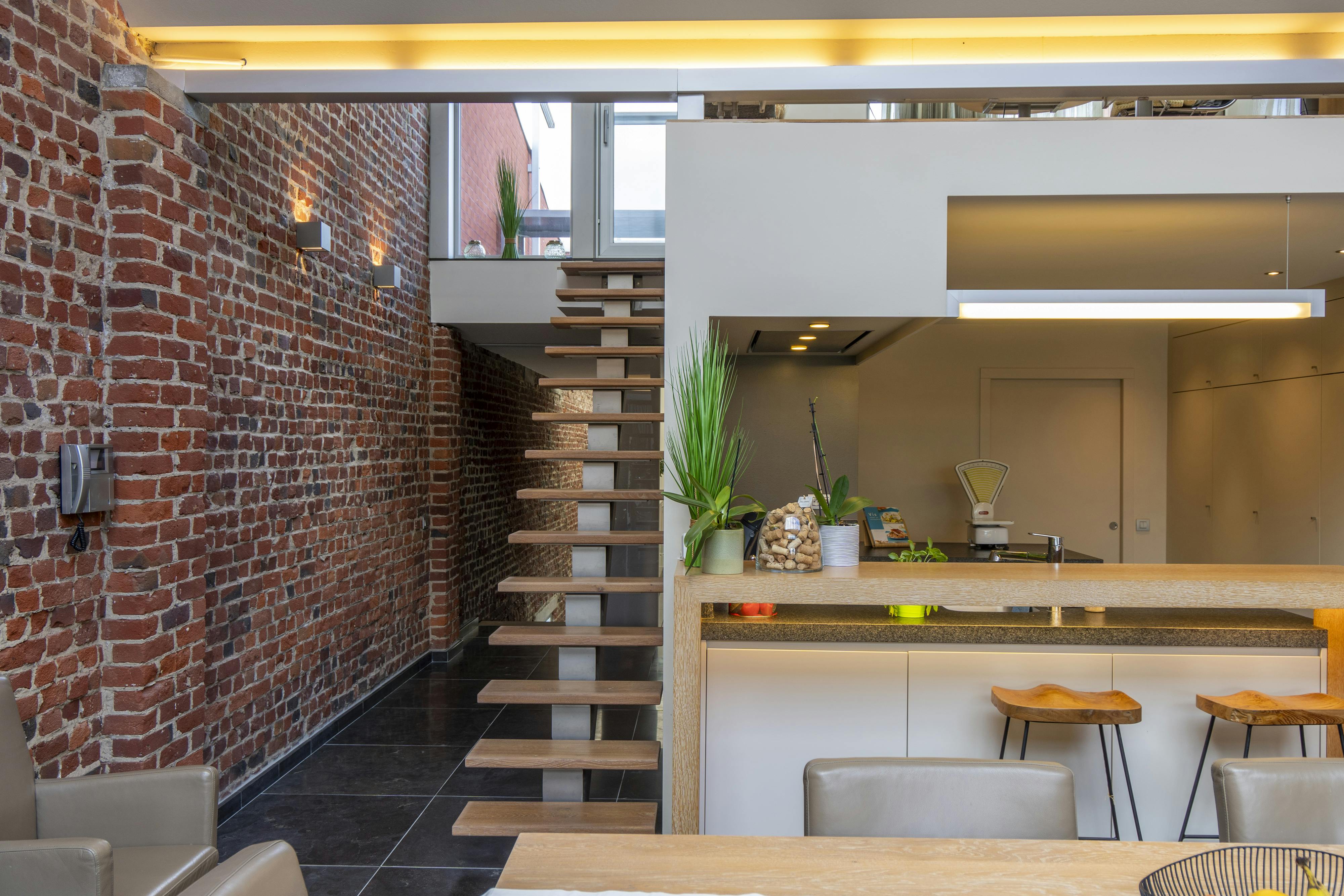 Unieke loftwoning met ruime garage en prachtige tuin foto 9