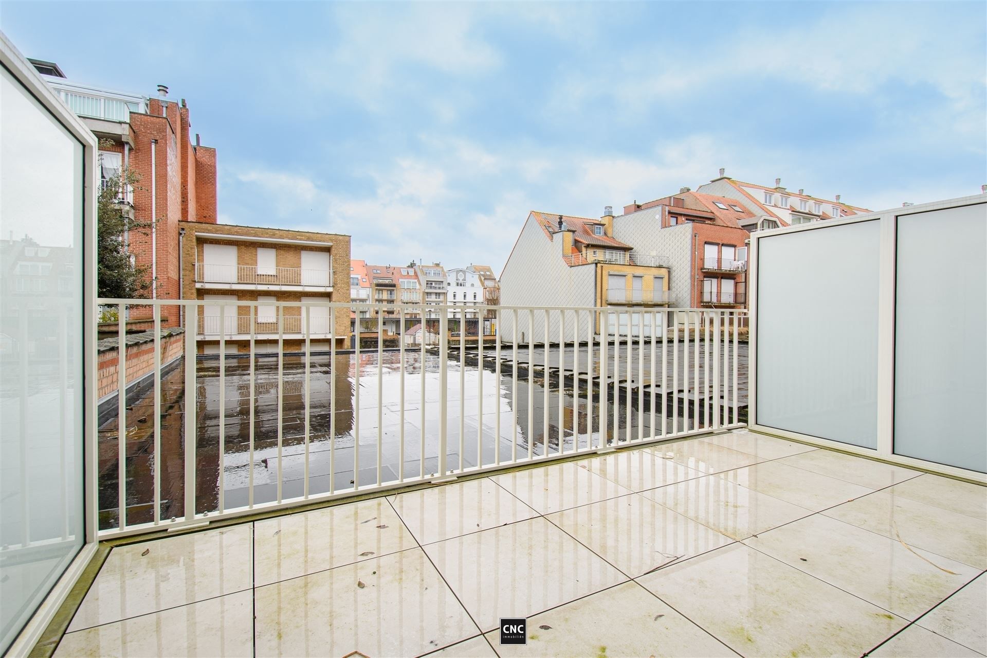 Zonnig en lichtrijk nieuwbouwappartement met 2 slaapkamers in het centrum van Knokke, in een zijstraat van de Dumortierlaan. foto 12