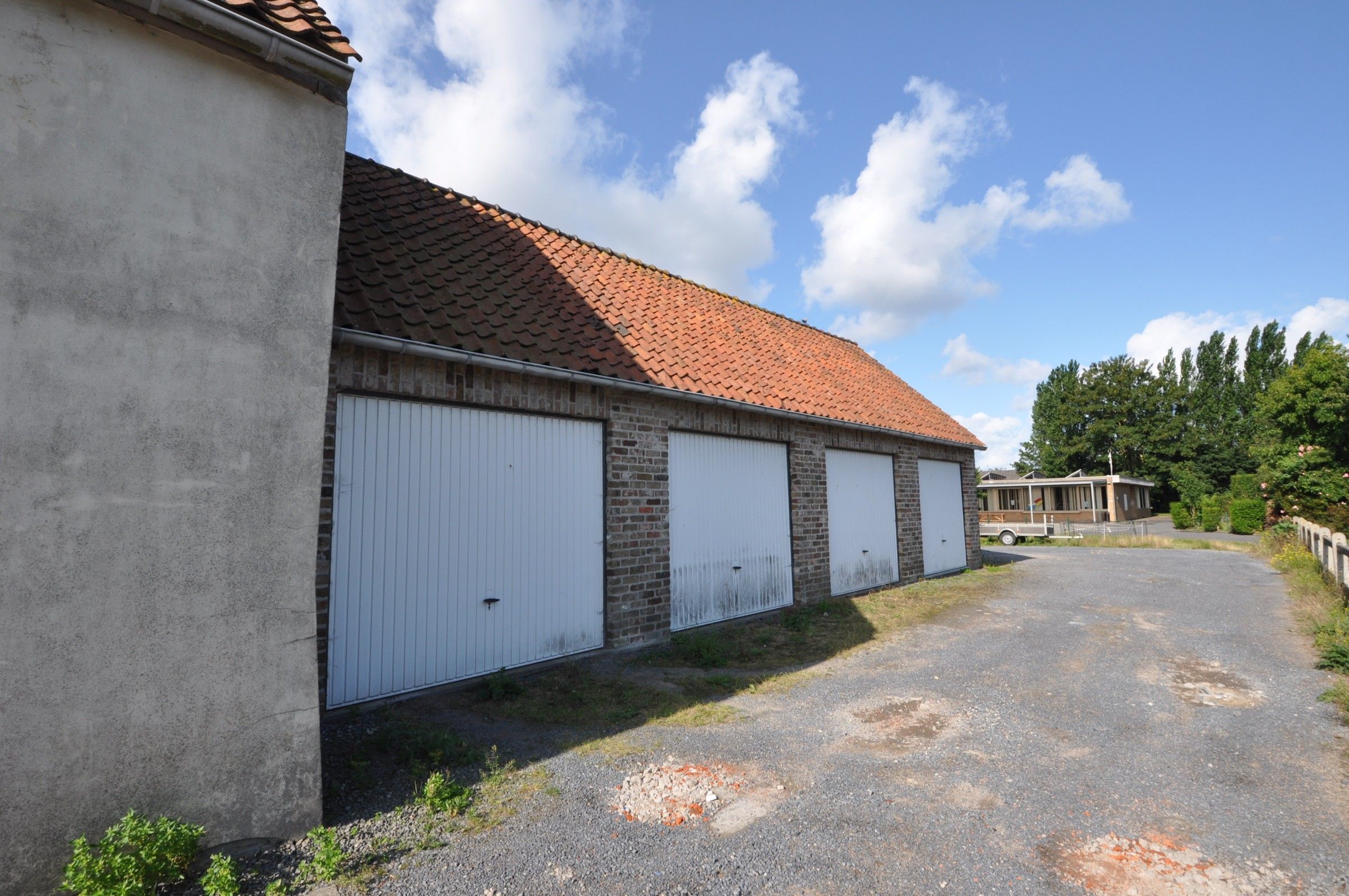 Opslagplaats/hangaar/garages foto 3