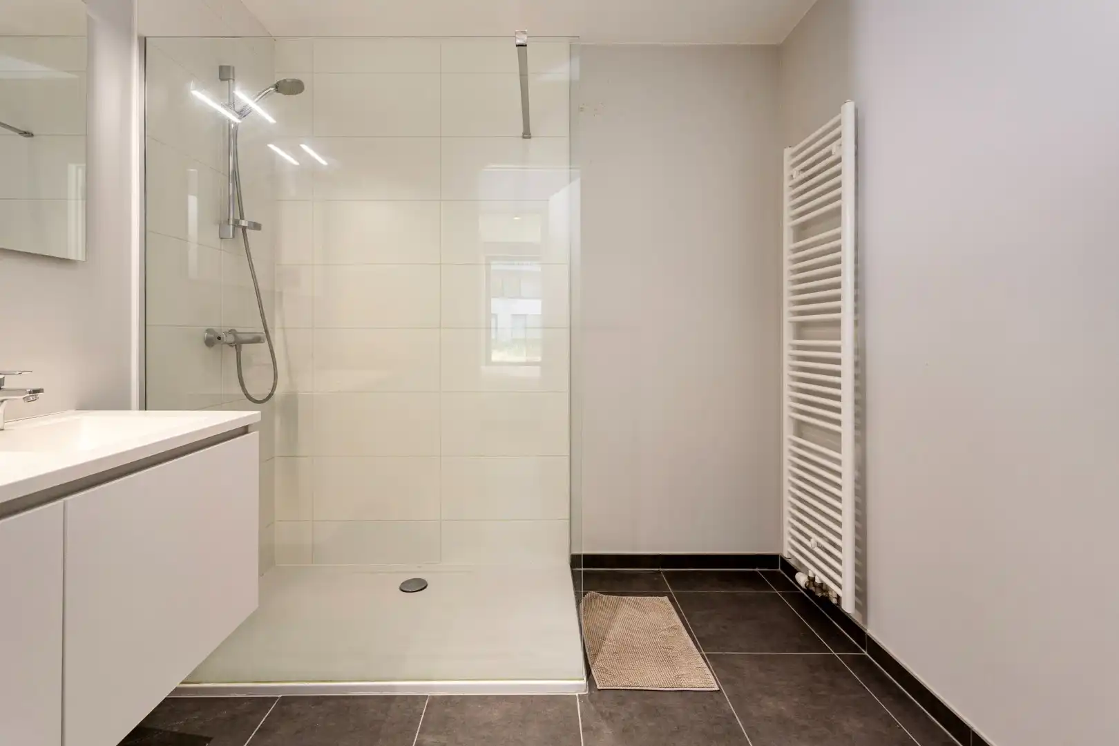3- slaapkamer appartement gelegen te midden van het groen met privatieve tuin. foto 13