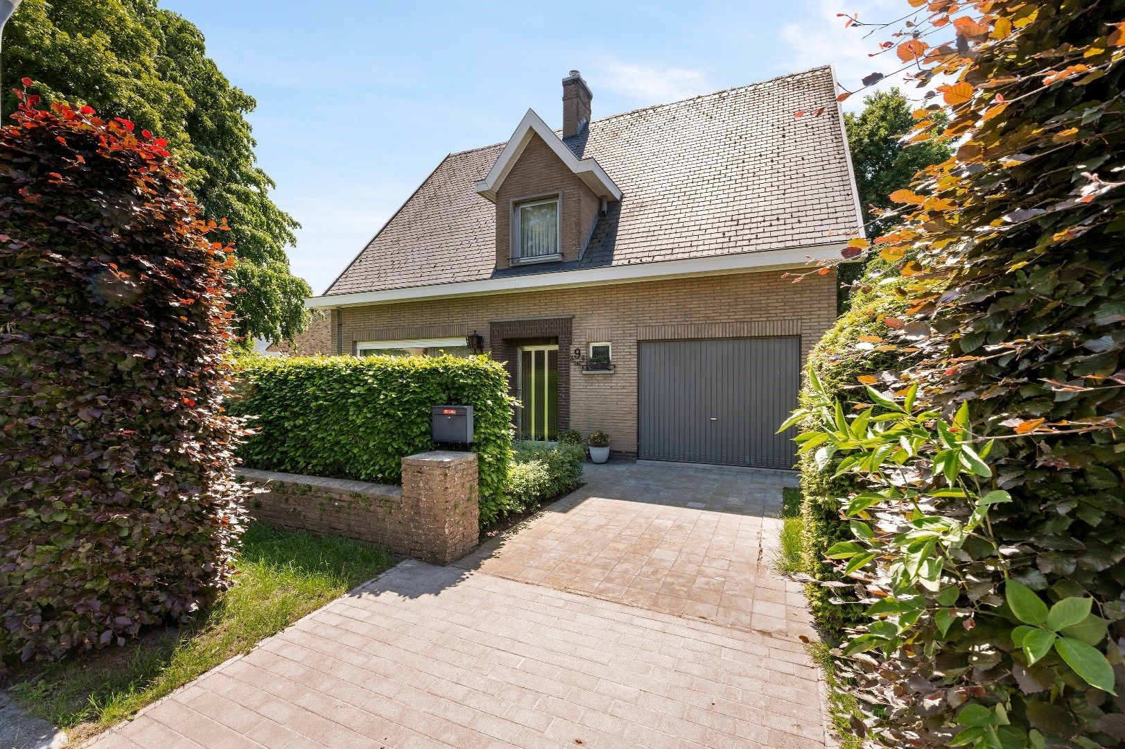 Villa met 3 ruime slaapkamers, garage en tuin in het centrum. foto {{pictureIndex}}