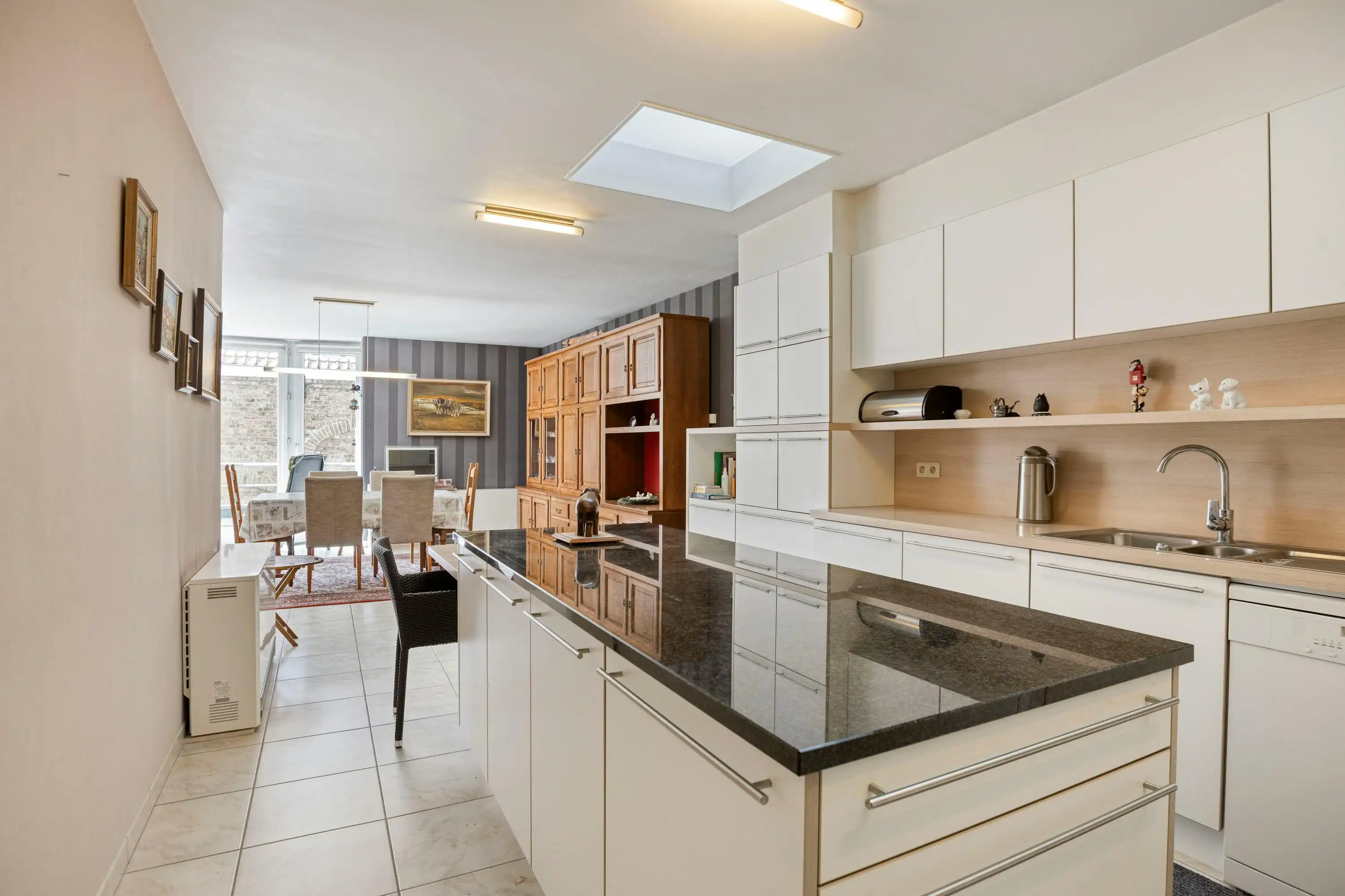 Ruime woning met 2 garages en lift in centrum Veurne foto 17