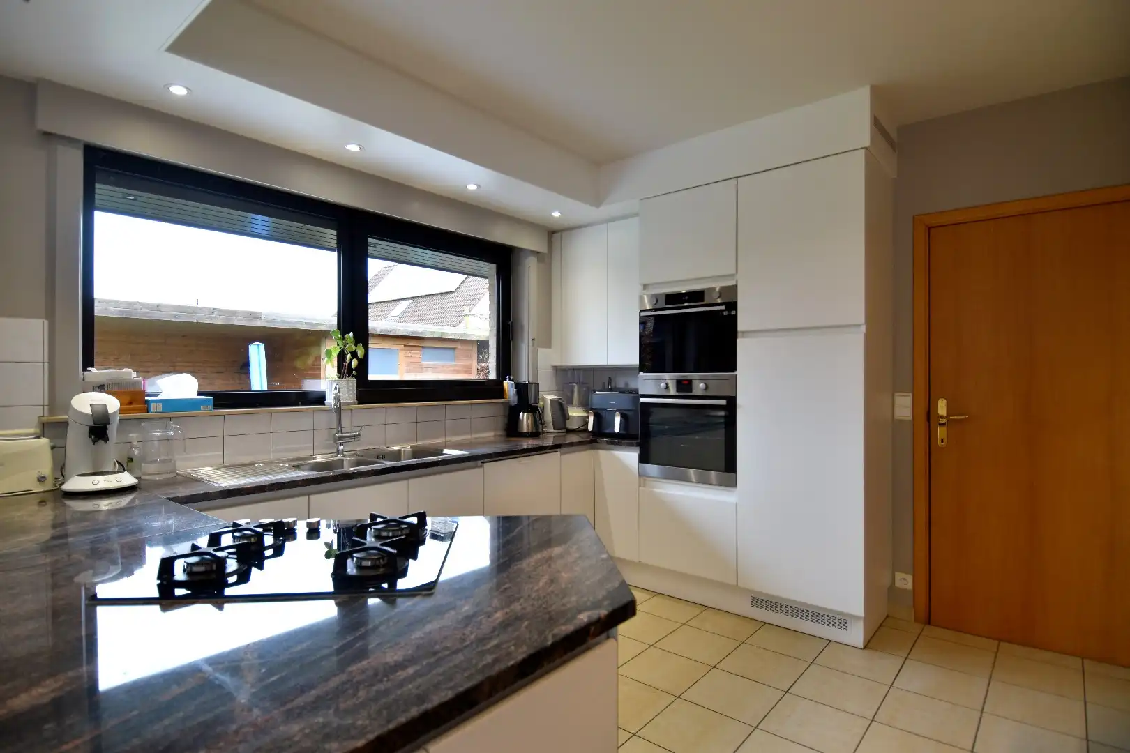 Alleenstaande woning met 4 slaapkamers en zonnige tuin te koop in residentiële buurt te Wevelgem foto 6