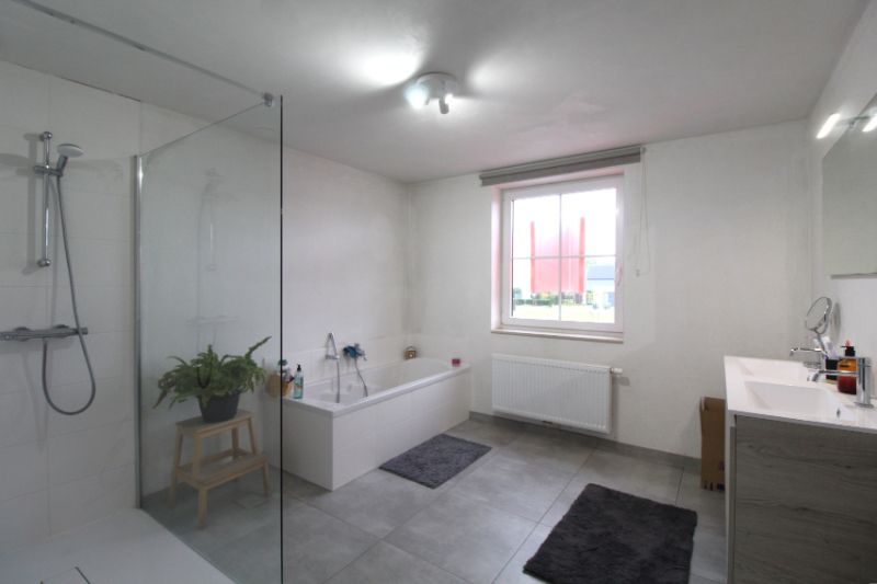 Halfopen nieuwbouwwoning met garage foto 11