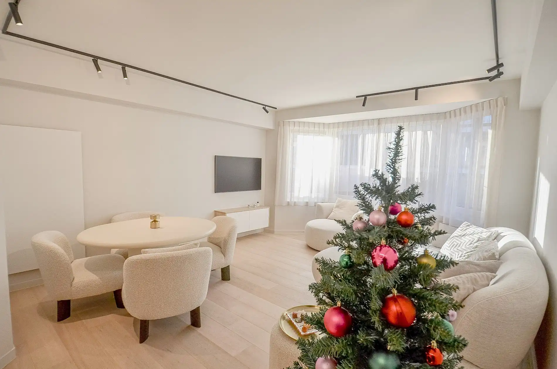 Stijlvol volledig gerenoveerd appartement  op wandelafstand van de zee én het commercieel centrum. foto 3