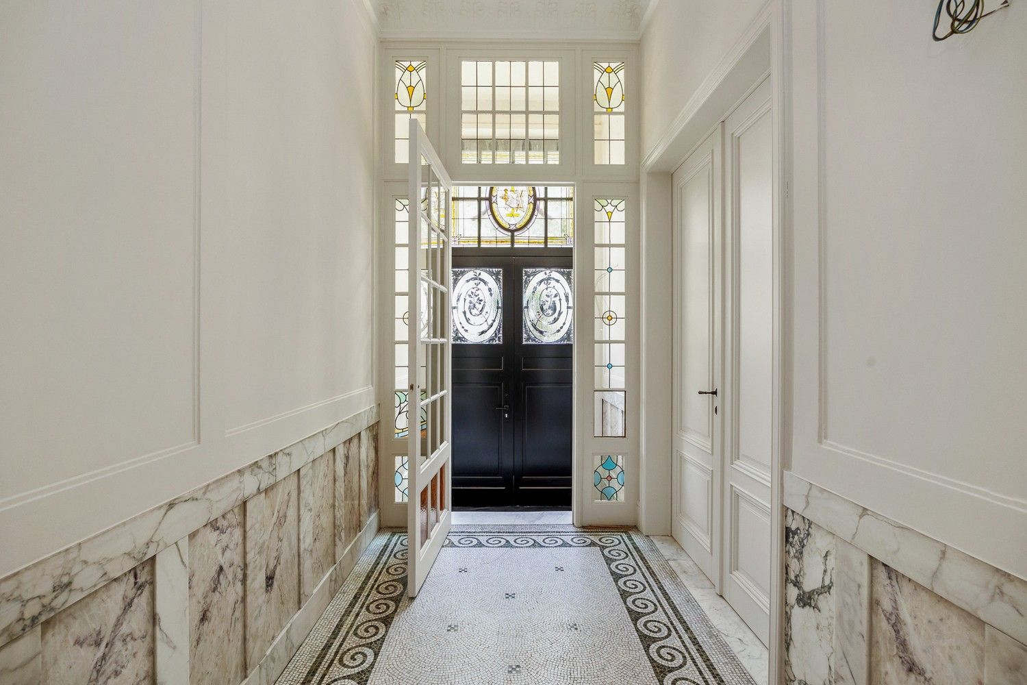 Prestigieuze en totaalgerenoveerde herenwoning (EPC B!) in eclectische stijl met zalige stadstuin op toplocatie aan de Jan Van Rijswijcklaan foto 3