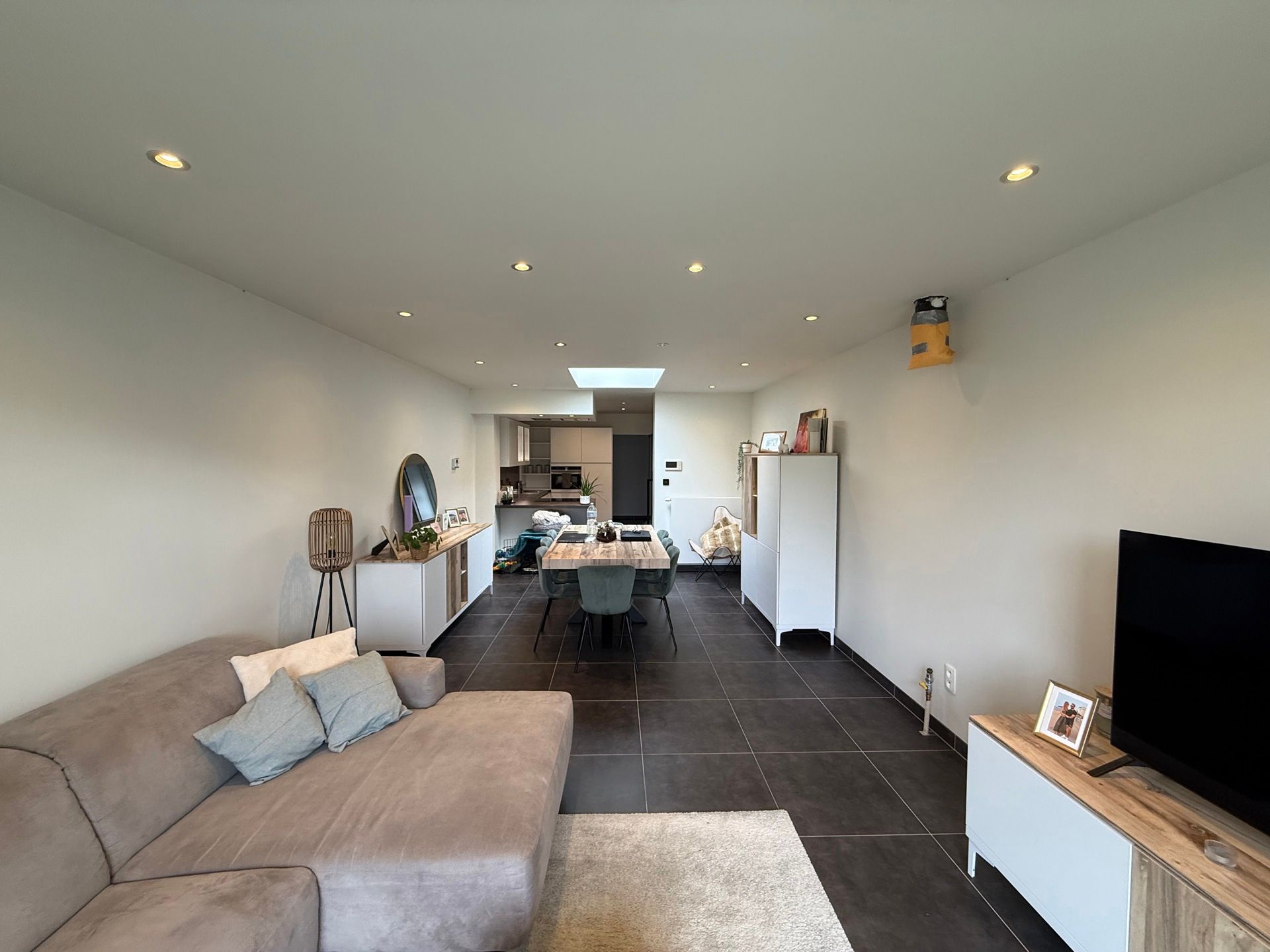 BURST - Gerenoveerde rijwoning met garage. foto {{pictureIndex}}