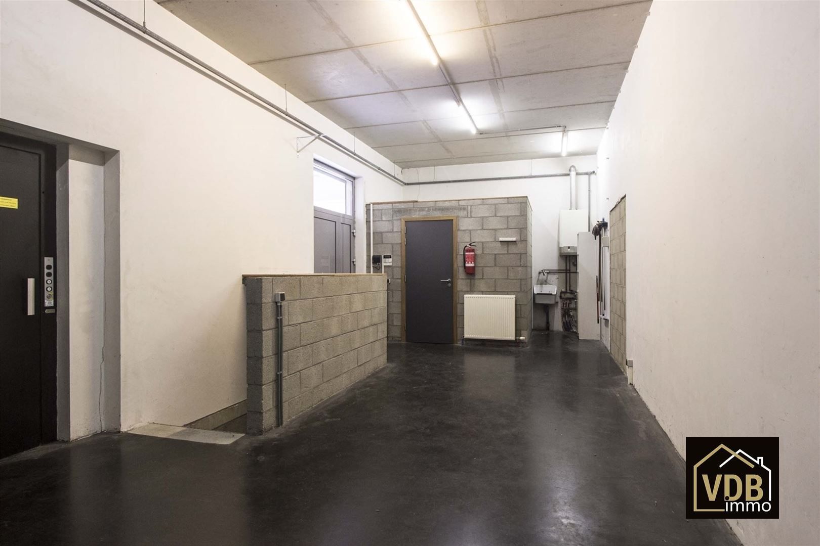 Commercieel gebouw op toplocatie geschikt voor vele doeleinden: kantoor, kleinhandel, groothandel... foto 23