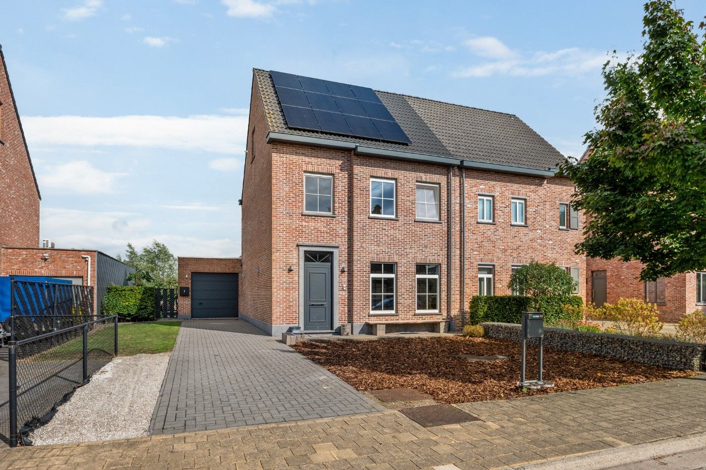 Recente HOB met 3 à 4 slpk., inpandige garage en toffe tuin foto {{pictureIndex}}