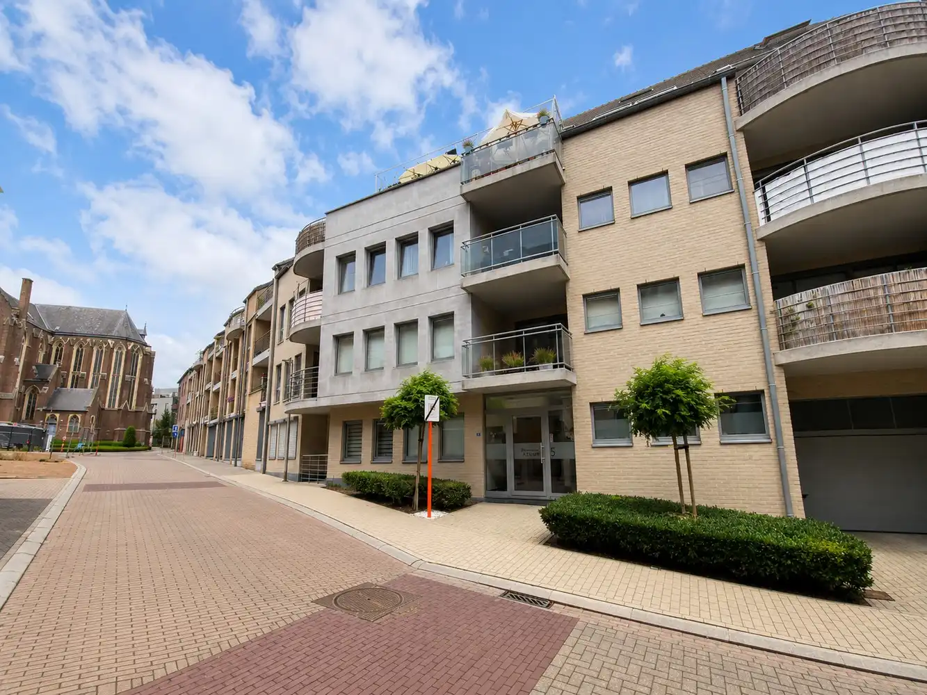 Ruim en comfortabel duplexappartement in het centrum van Lanaken foto 2